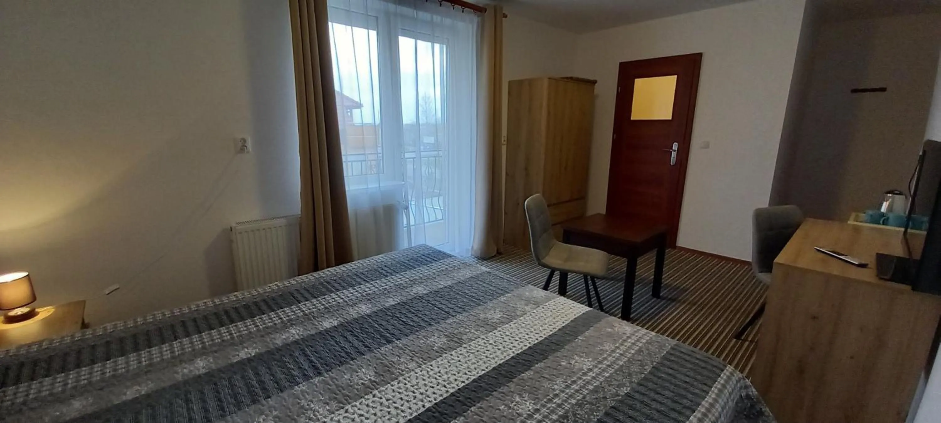 Photo of the whole room, Bed in Akwen