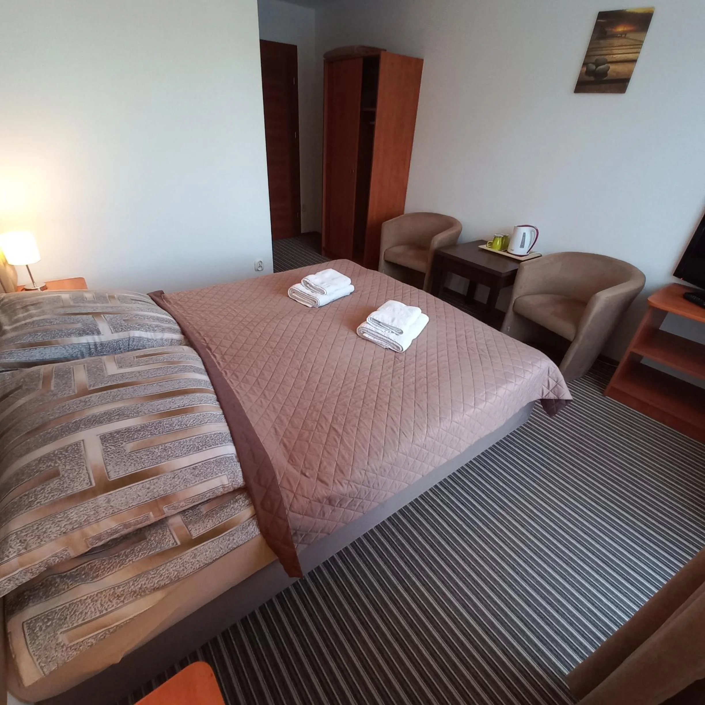 Photo of the whole room, Bed in Akwen