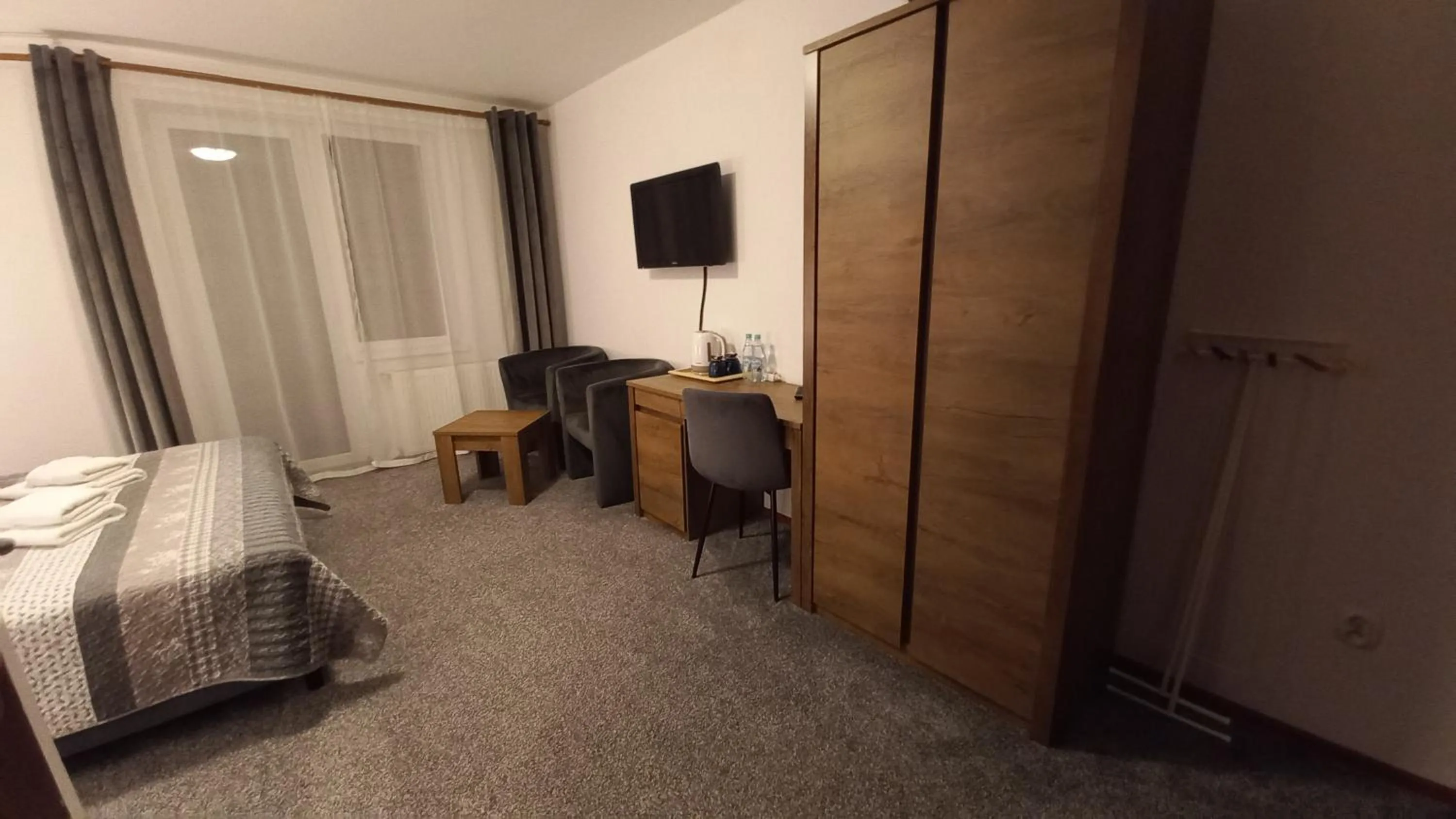 Photo of the whole room, Bed in Akwen