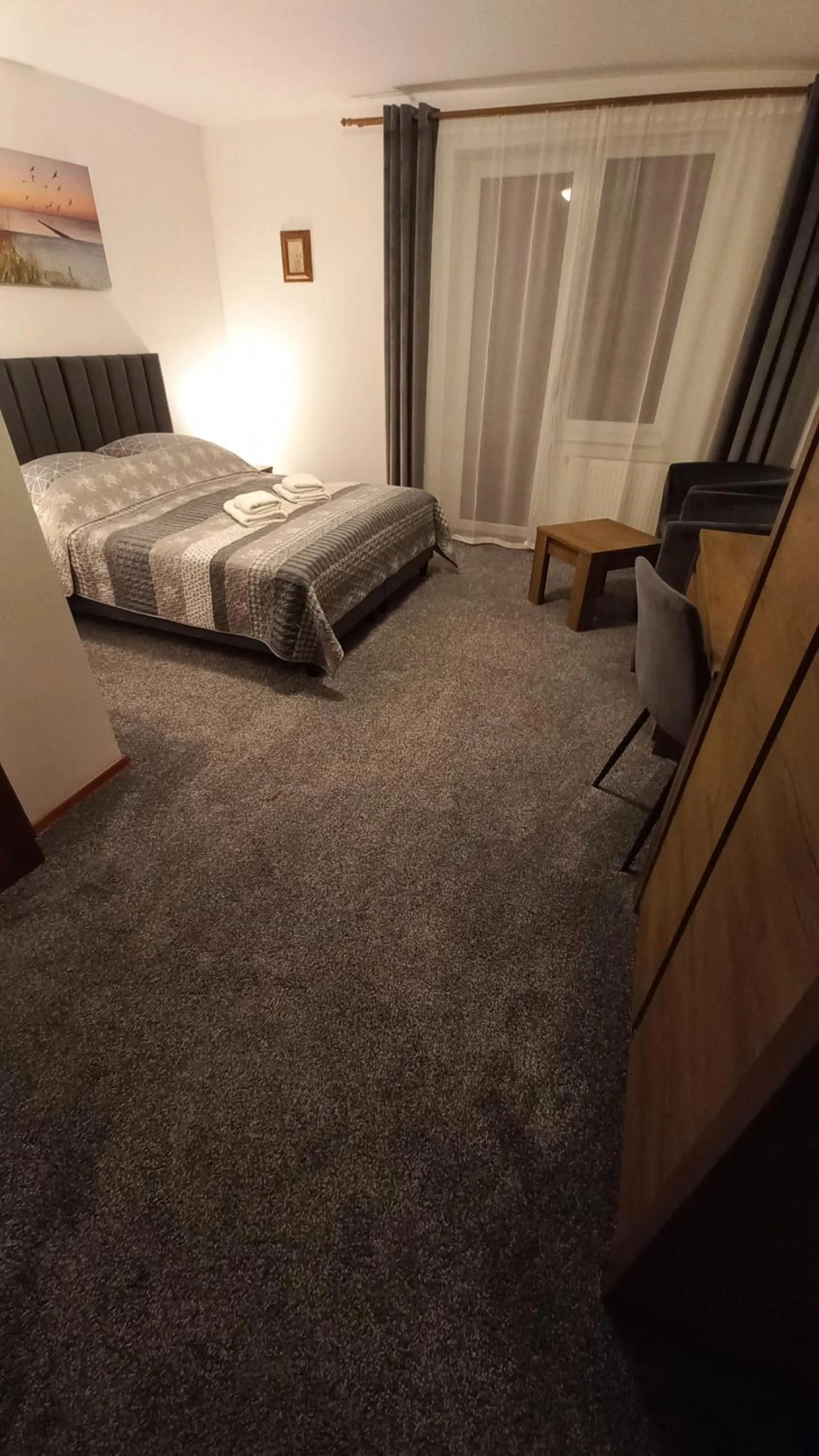 Photo of the whole room, Bed in Akwen