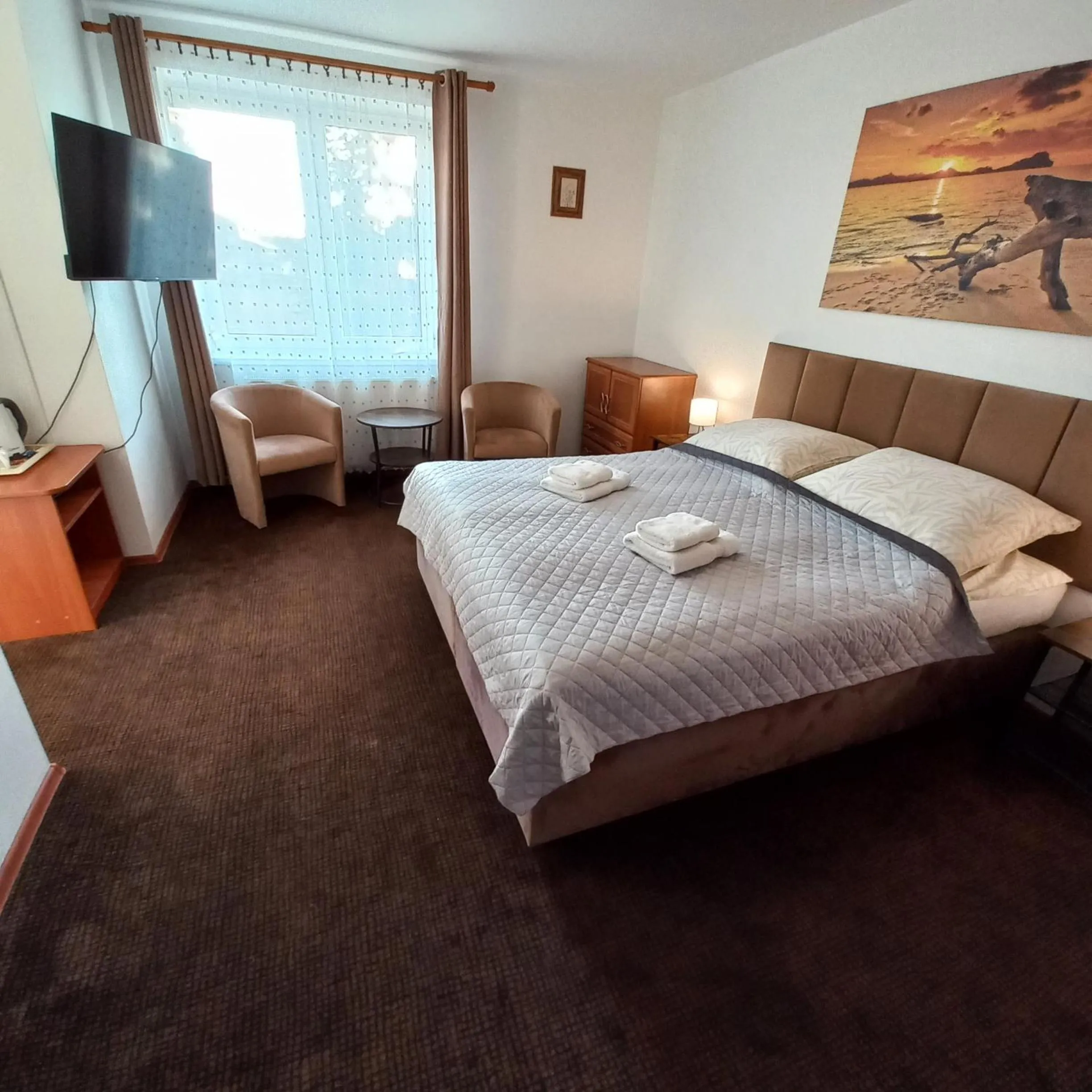 Photo of the whole room, Bed in Akwen