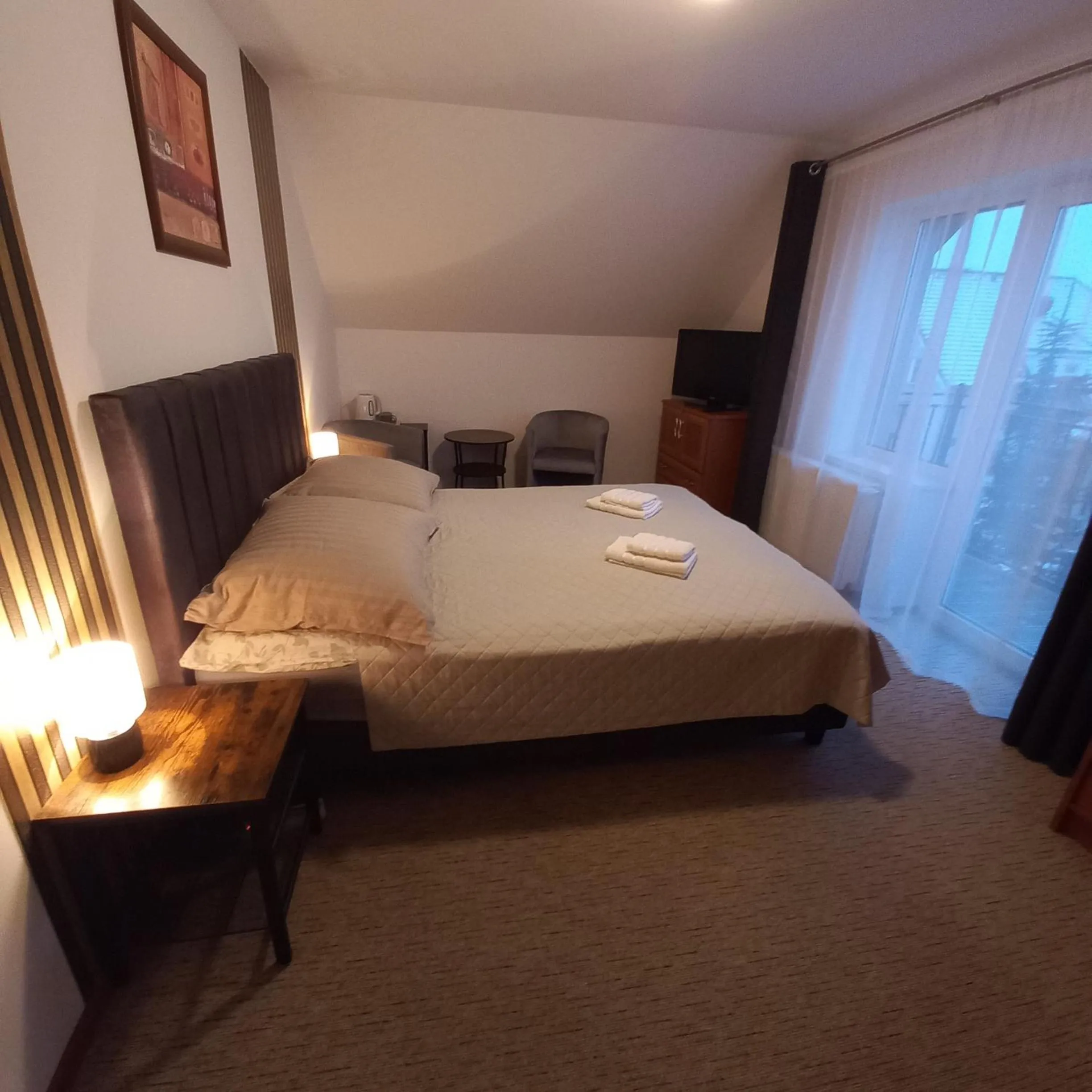 Photo of the whole room, Bed in Akwen
