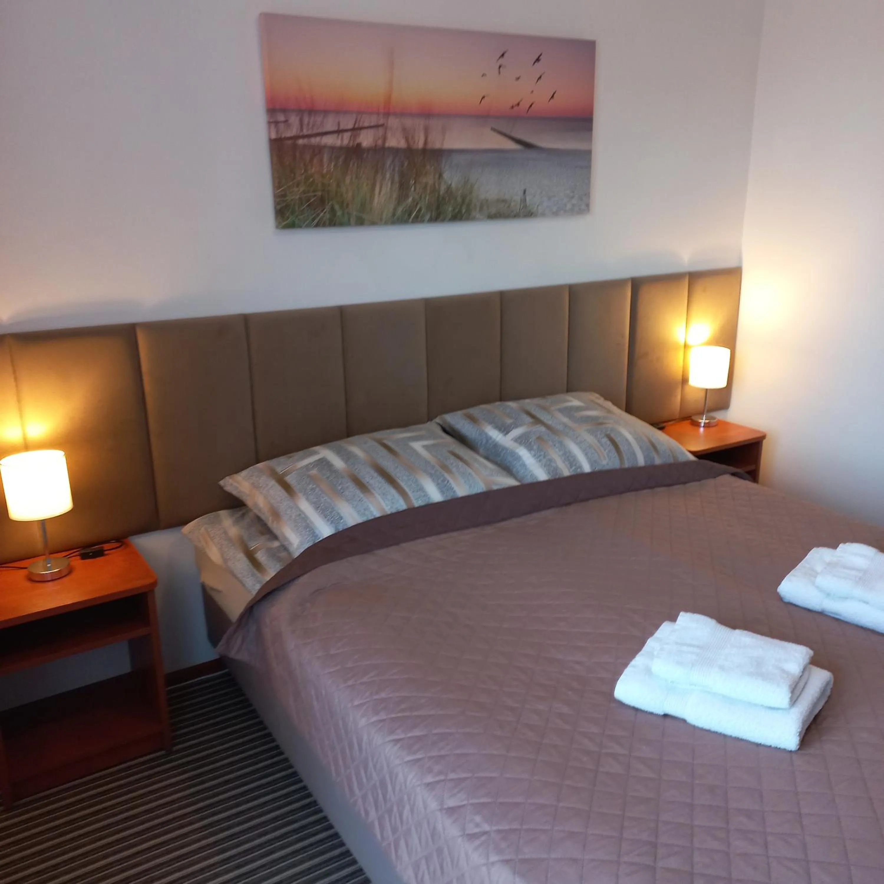 Photo of the whole room, Bed in Akwen