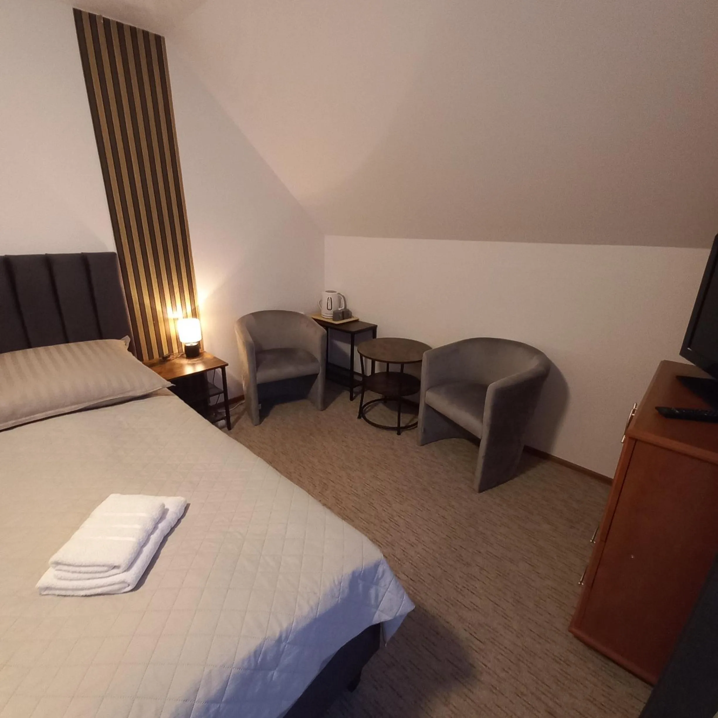 Photo of the whole room, Bed in Akwen