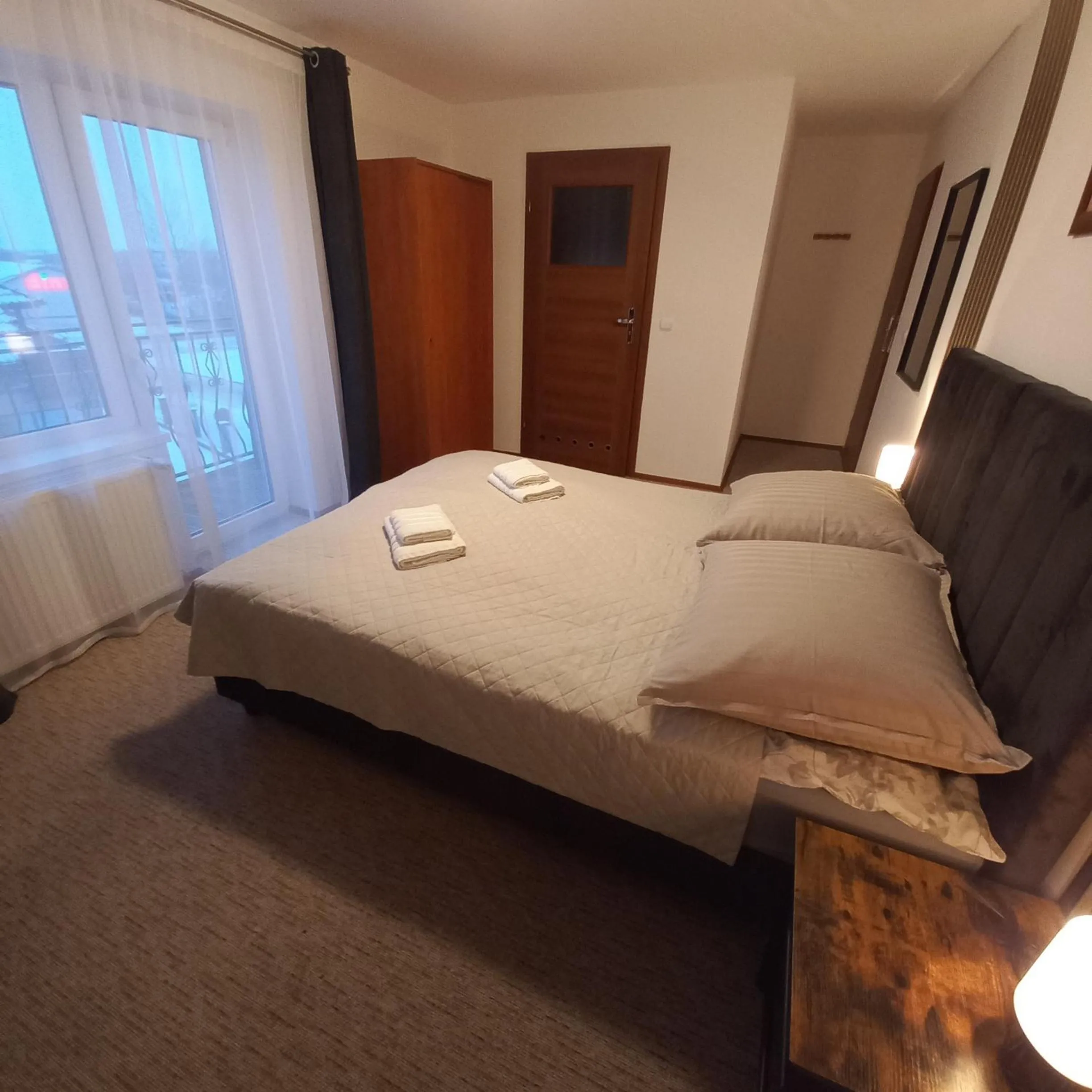 Photo of the whole room, Bed in Akwen