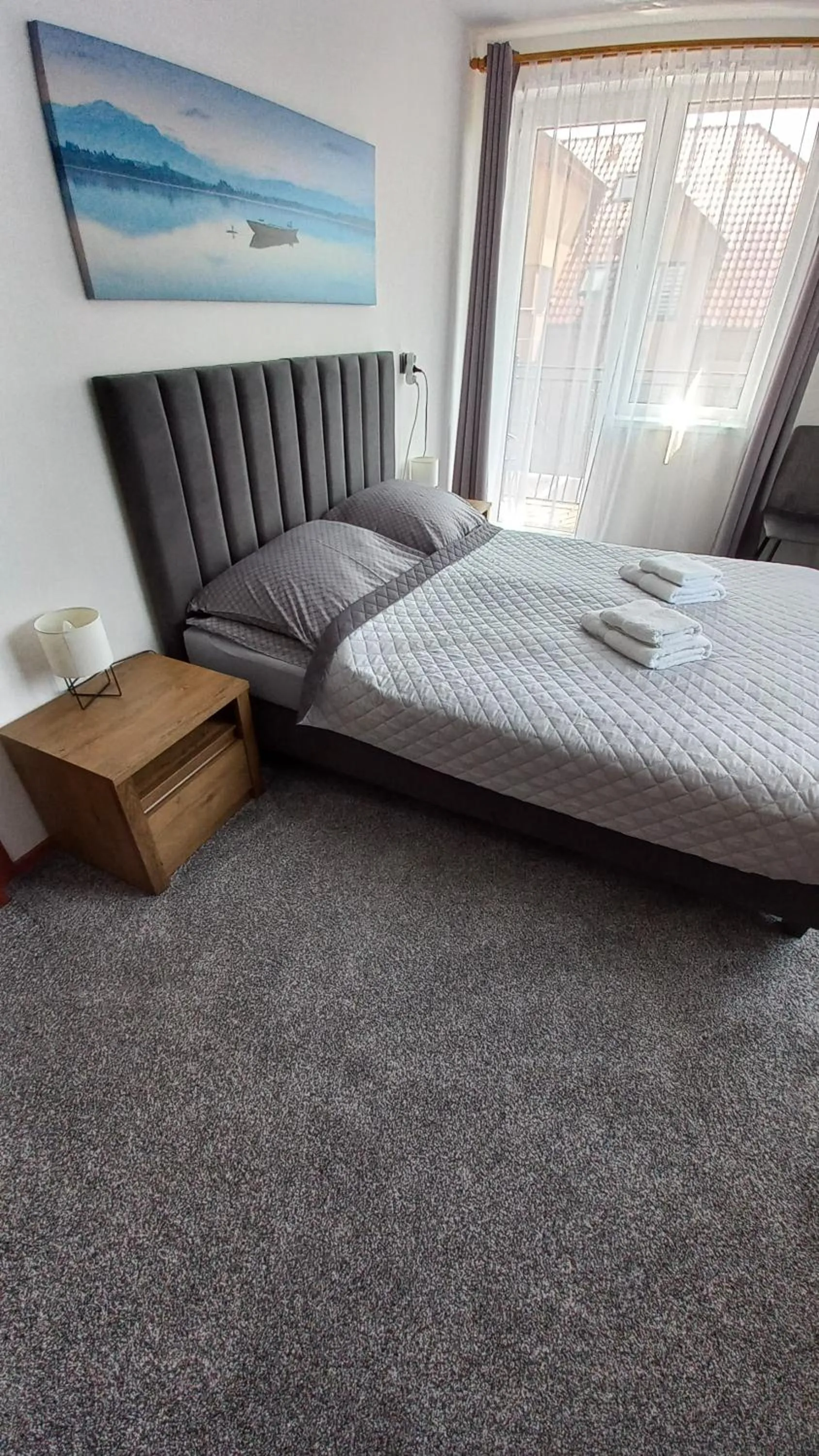 Photo of the whole room, Bed in Akwen