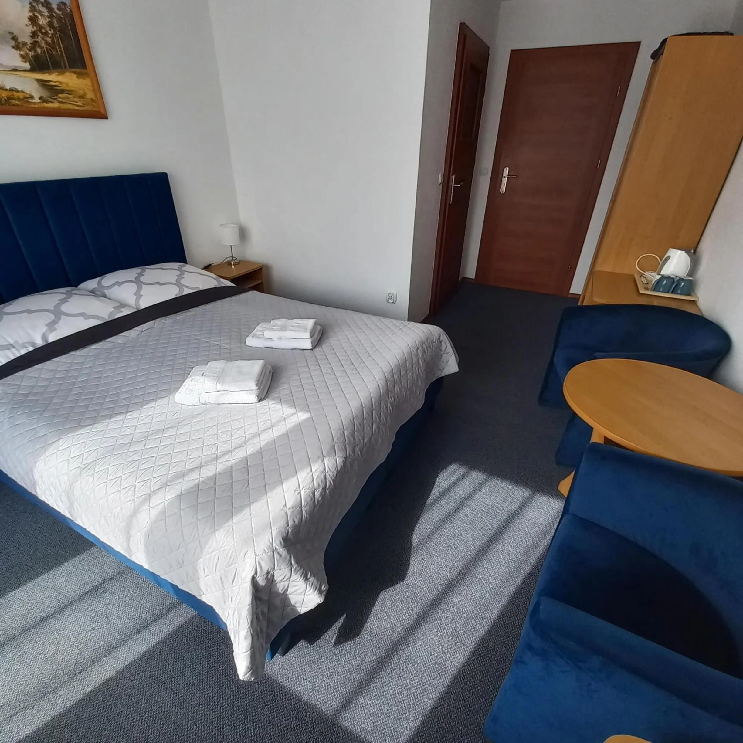 Photo of the whole room, Bed in Akwen