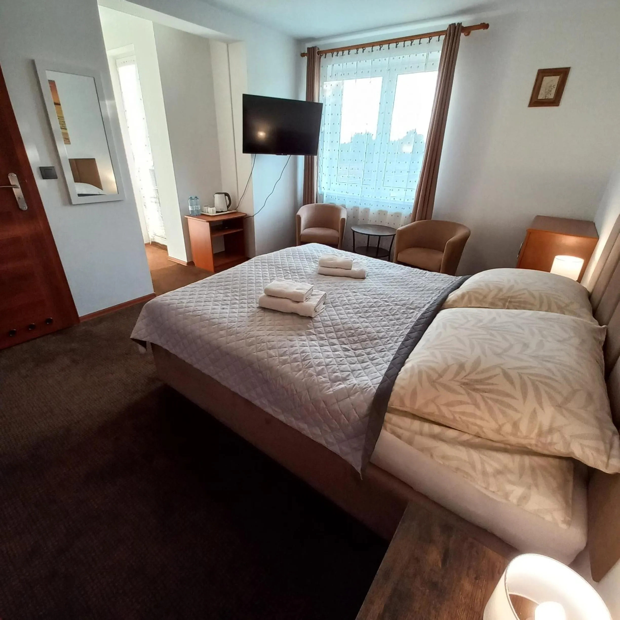 Photo of the whole room, Bed in Akwen