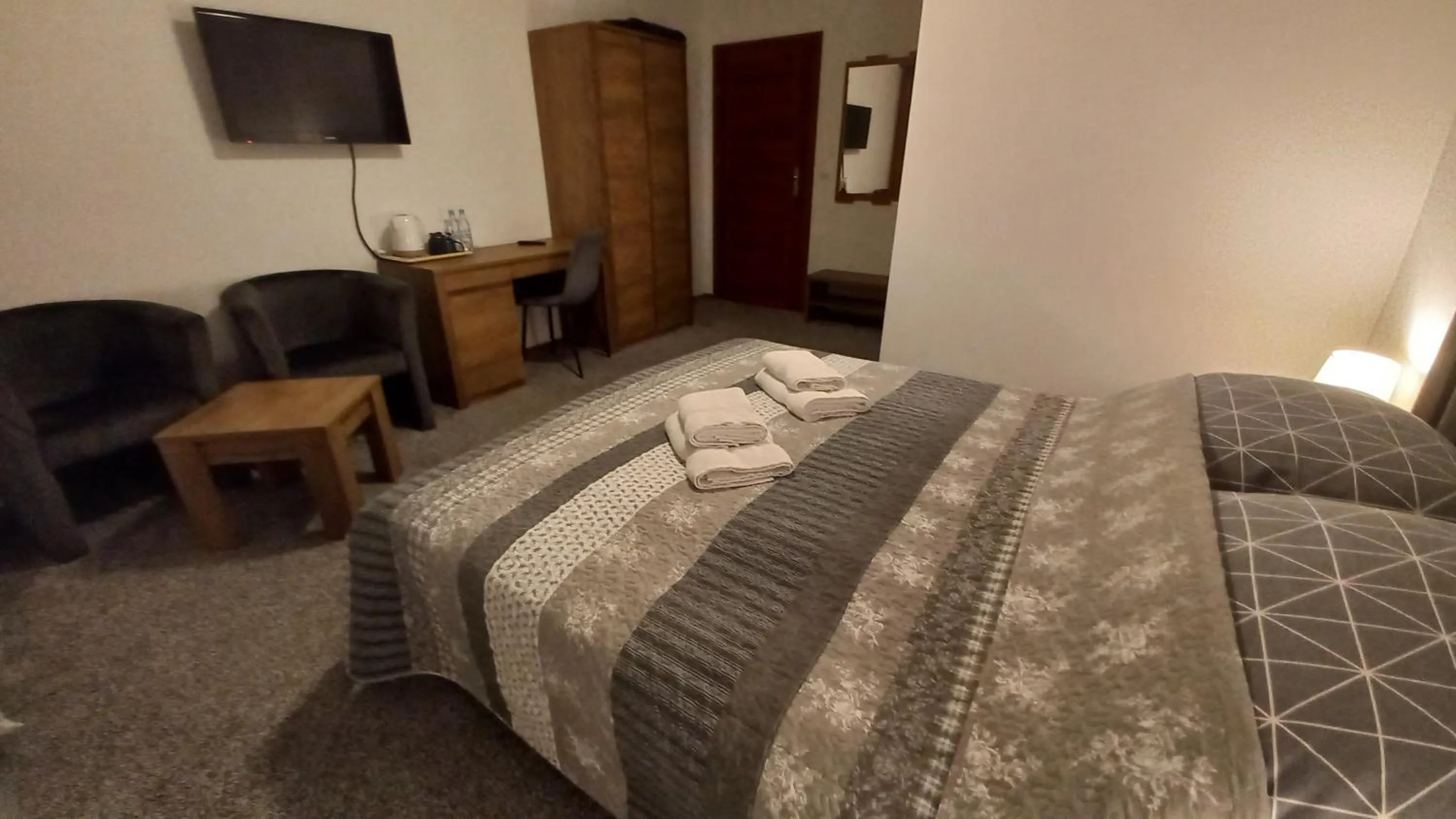 Photo of the whole room, Bed in Akwen