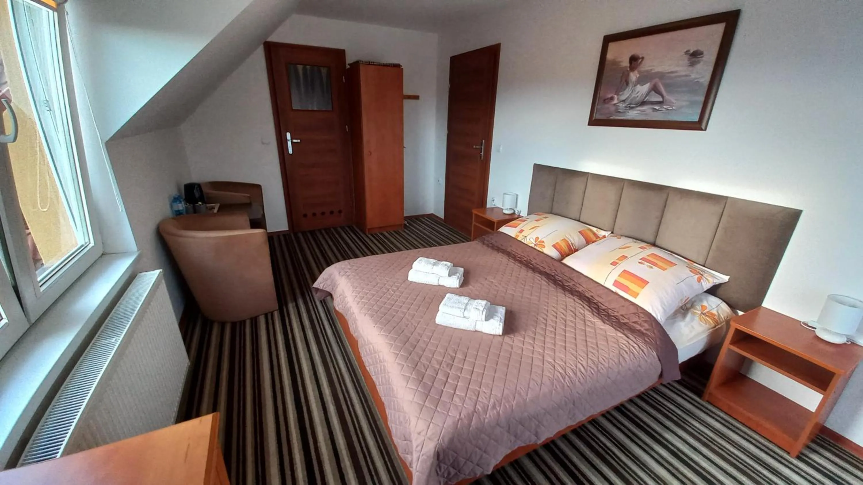 Photo of the whole room, Bed in Akwen