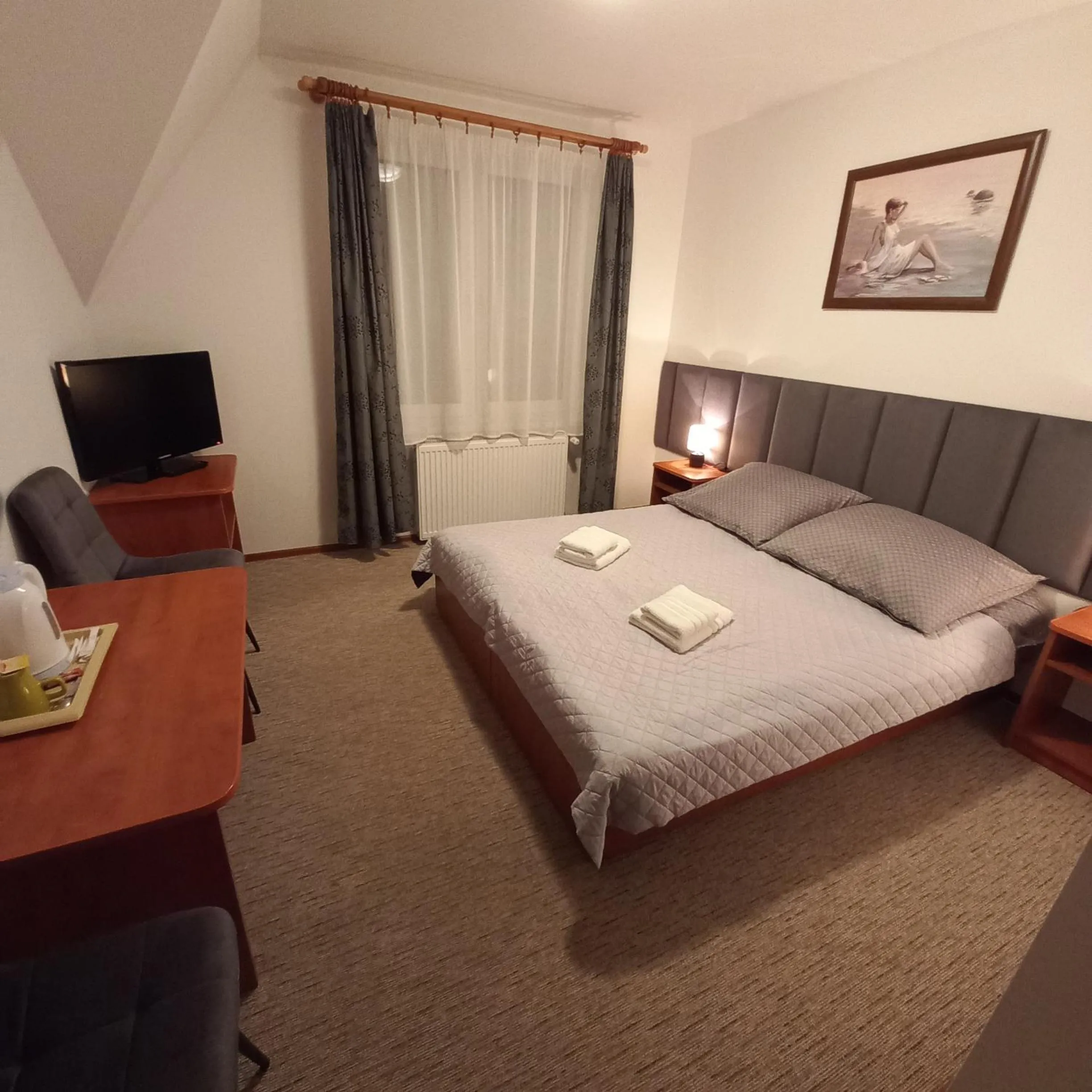 Photo of the whole room, Bed in Akwen