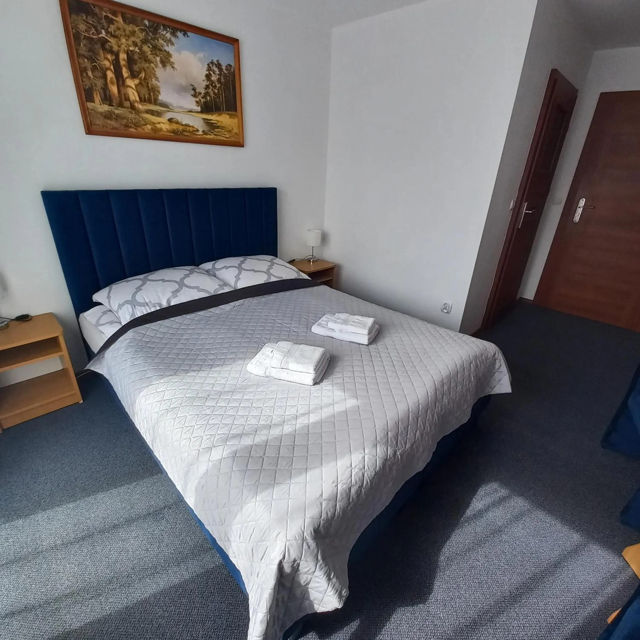 Photo of the whole room, Bed in Akwen
