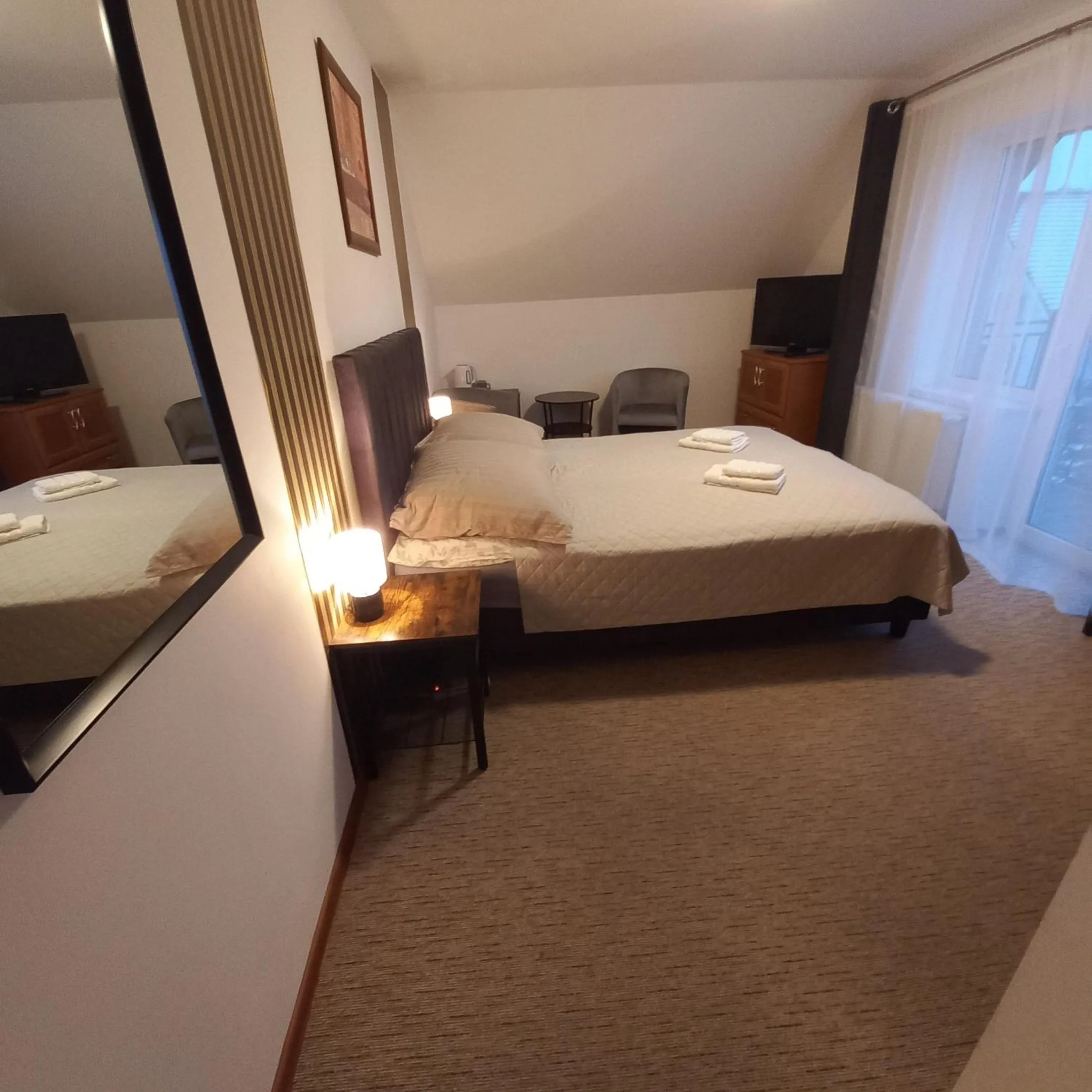 Photo of the whole room, Bed in Akwen
