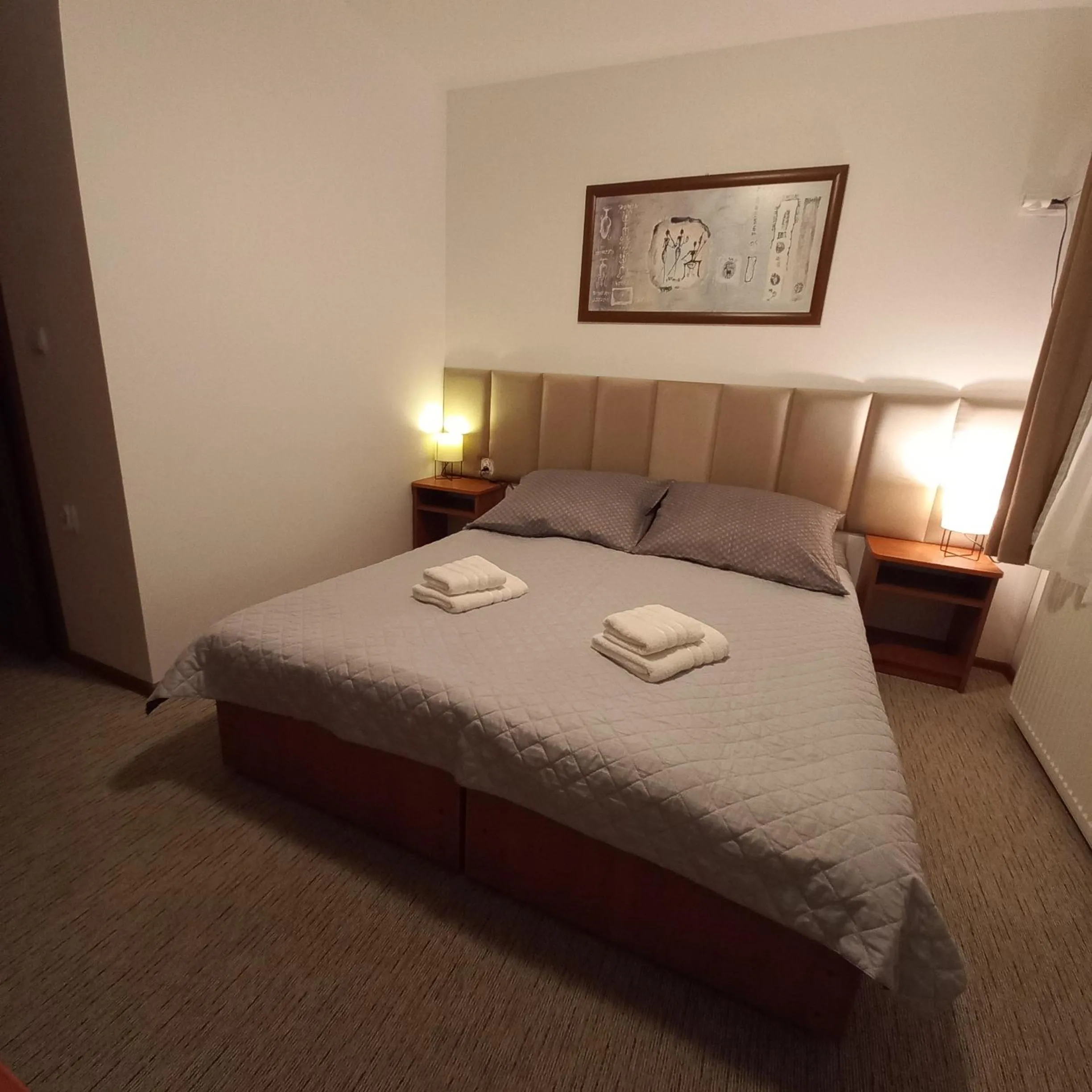 Photo of the whole room, Bed in Akwen