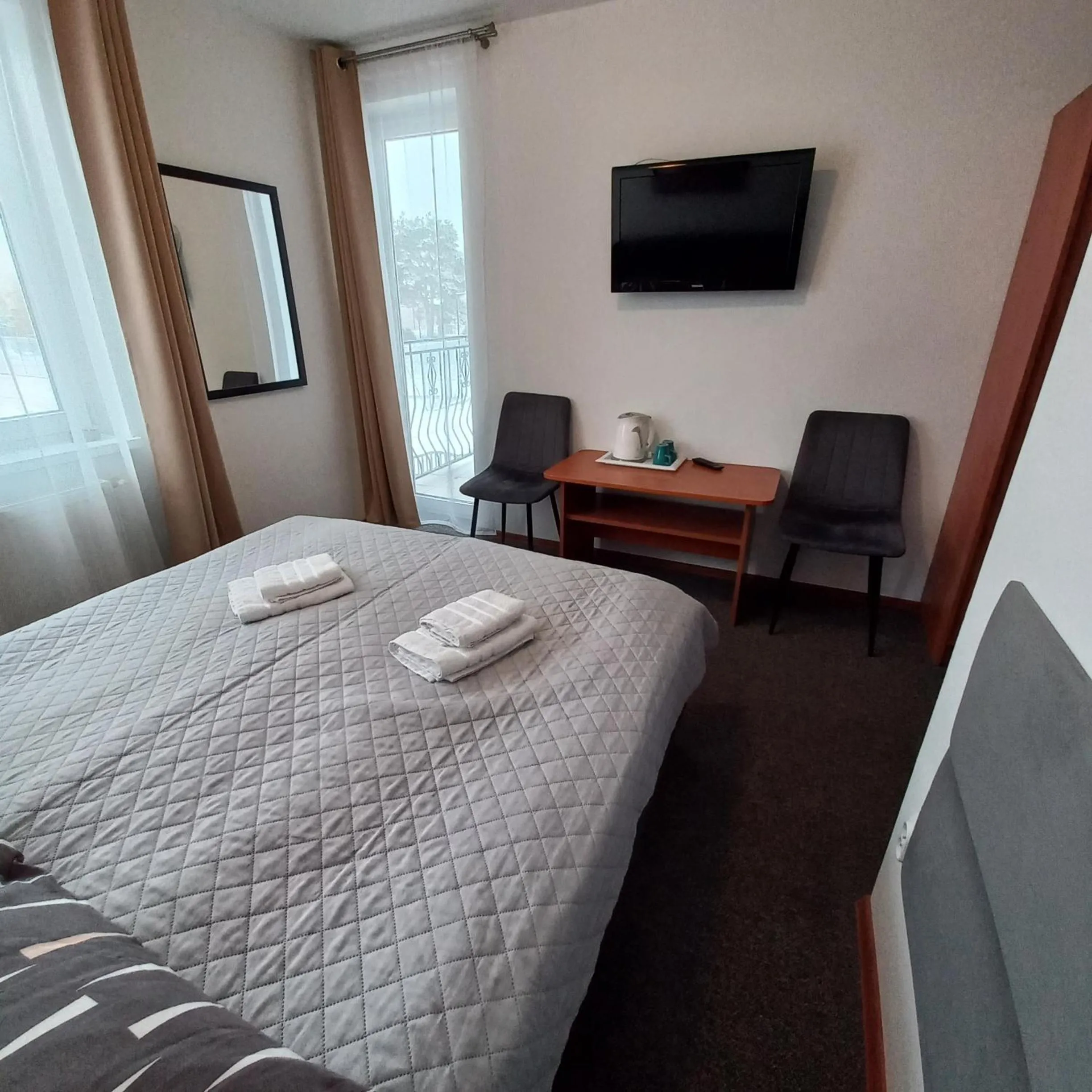 Photo of the whole room, Bed in Akwen