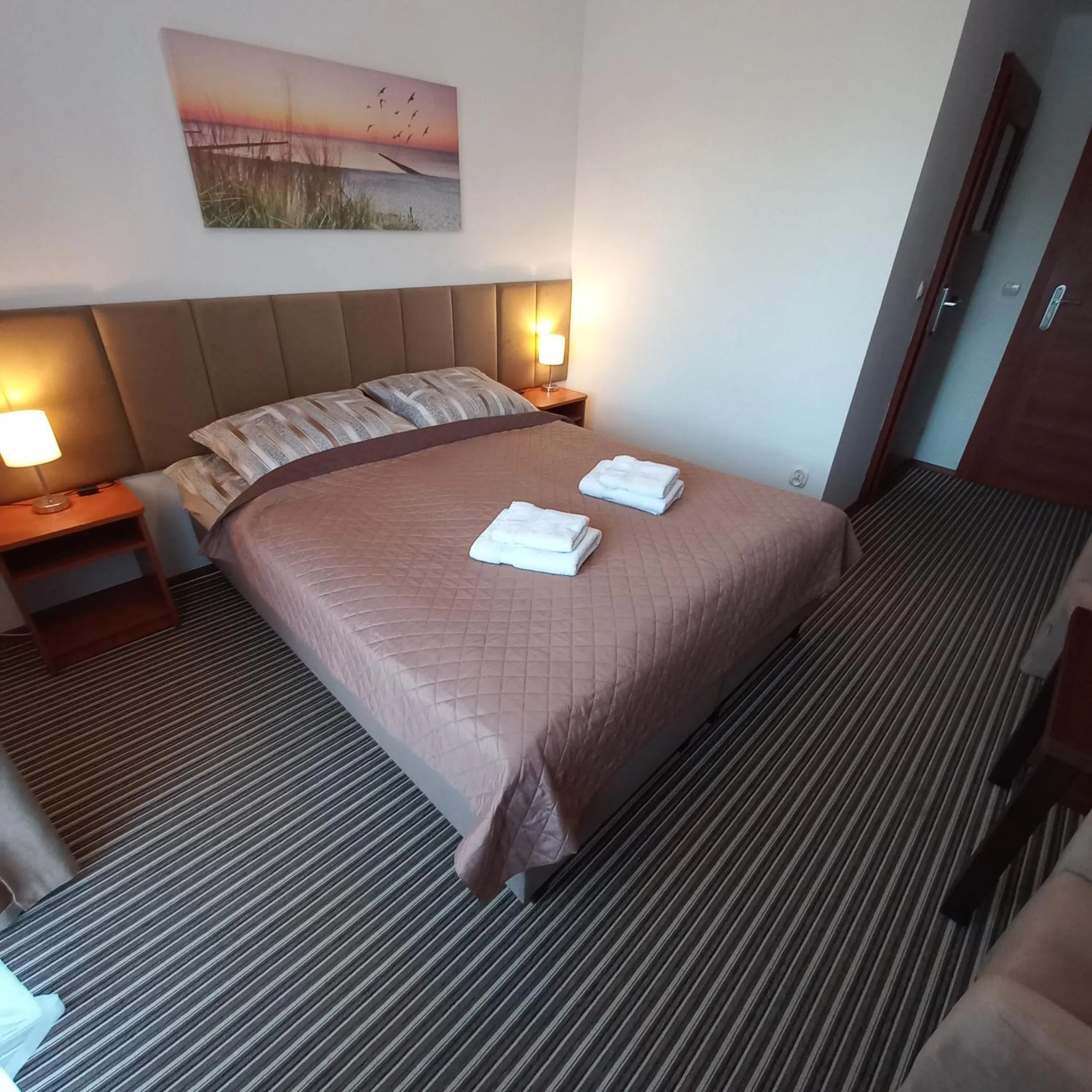 Photo of the whole room, Bed in Akwen