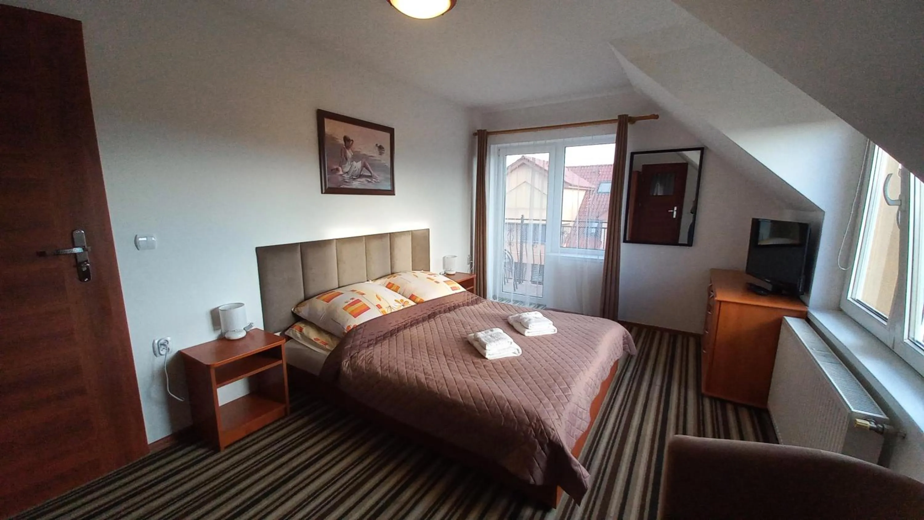 Photo of the whole room, Bed in Akwen