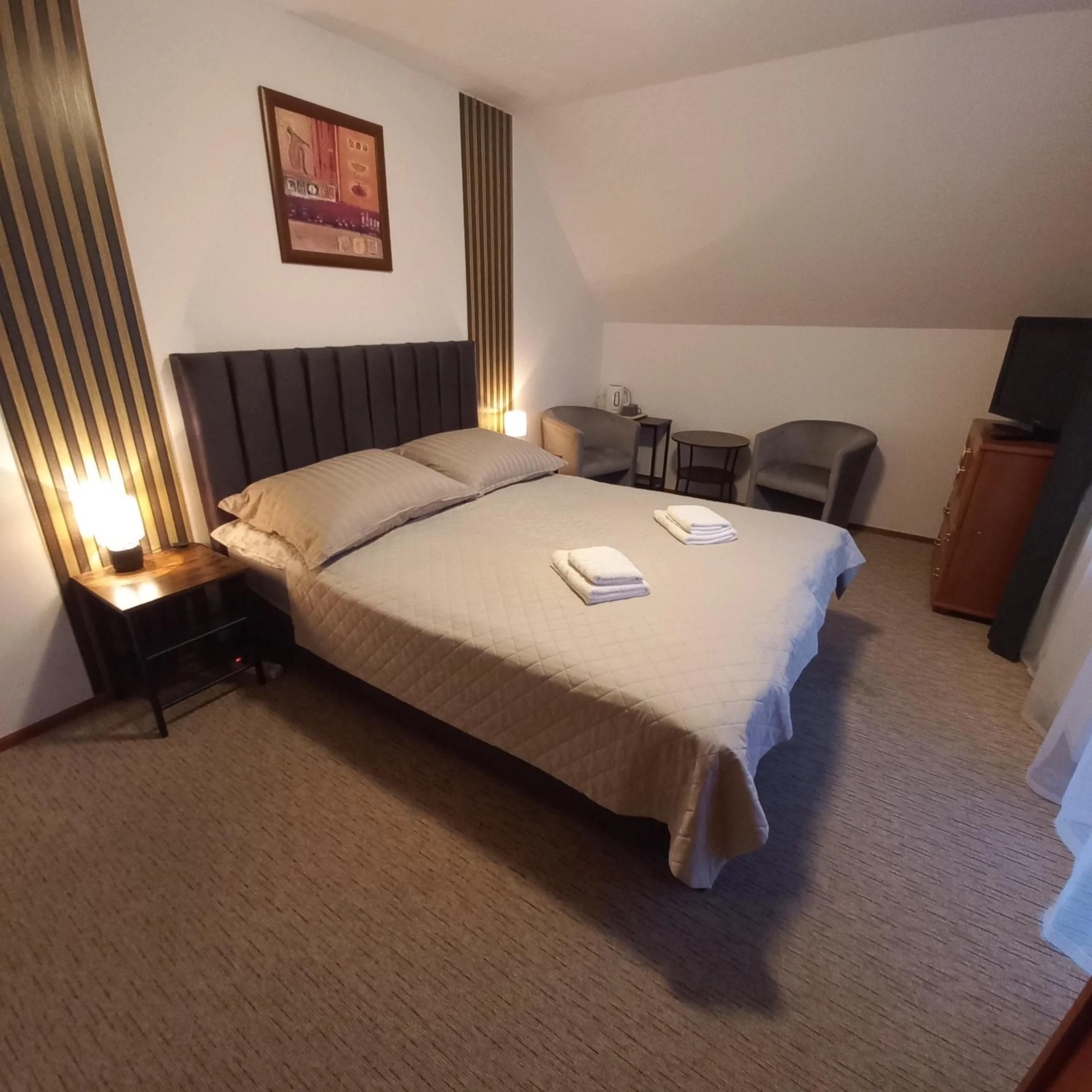 Photo of the whole room, Bed in Akwen