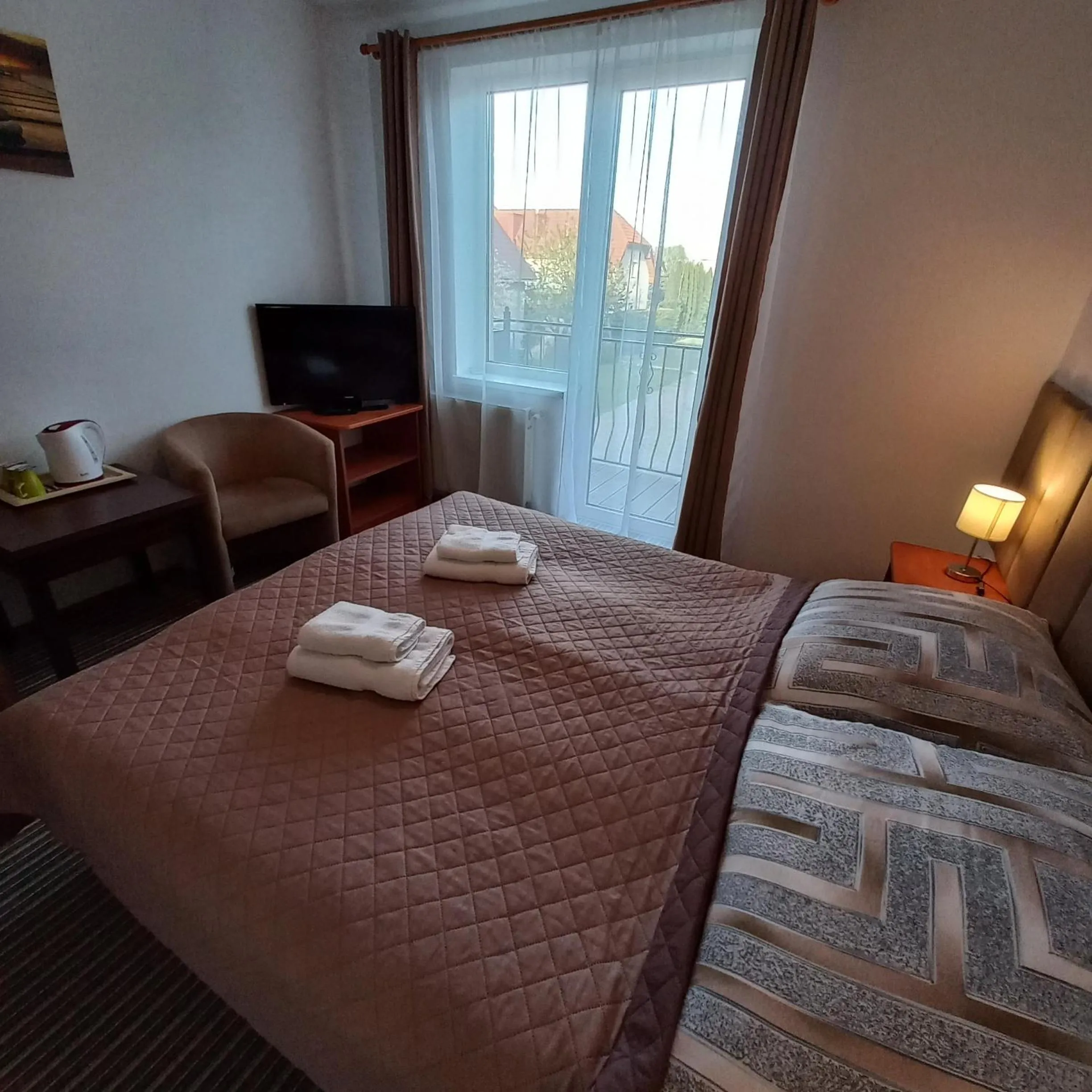 Photo of the whole room, Bed in Akwen