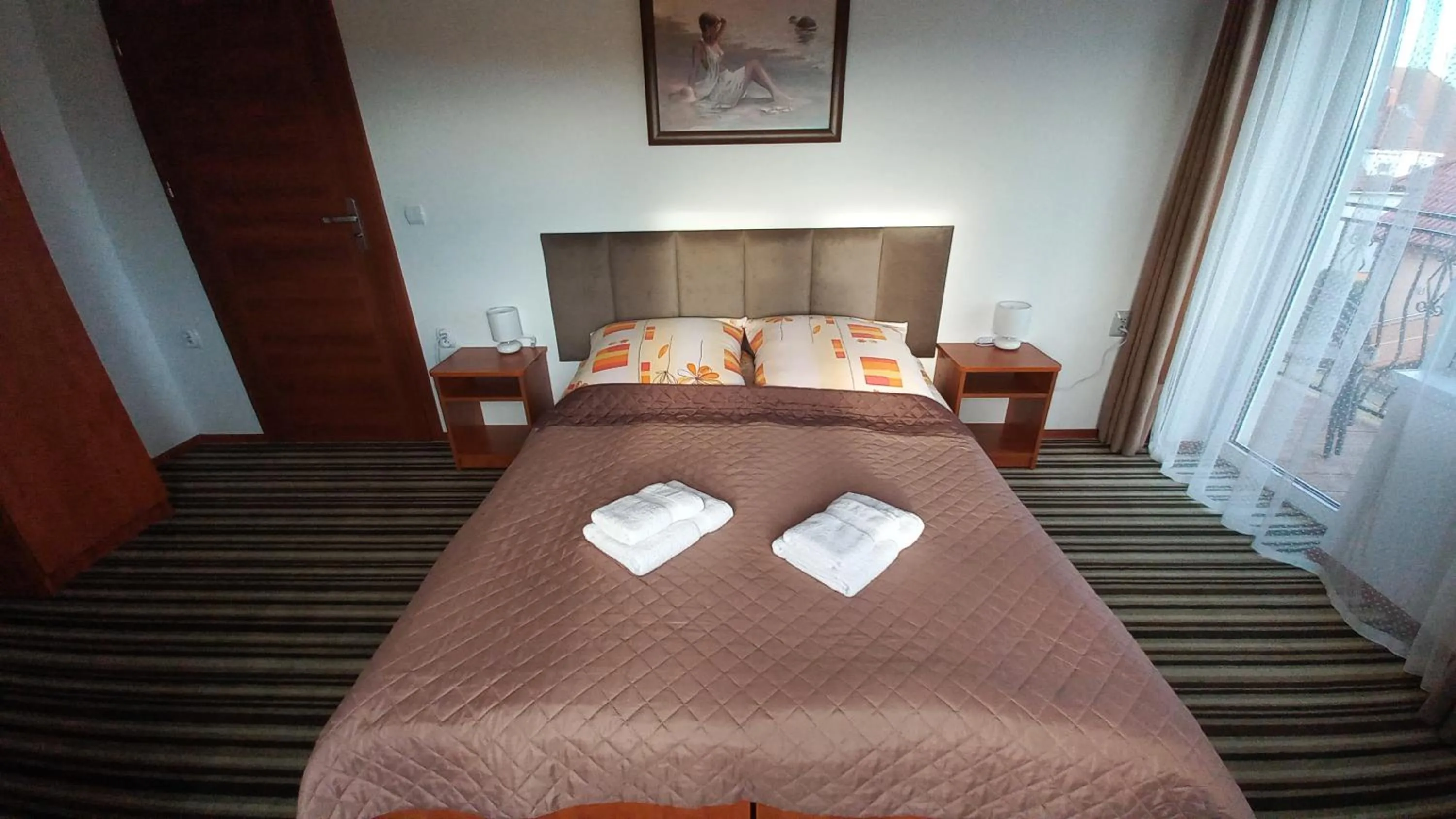 Photo of the whole room, Bed in Akwen