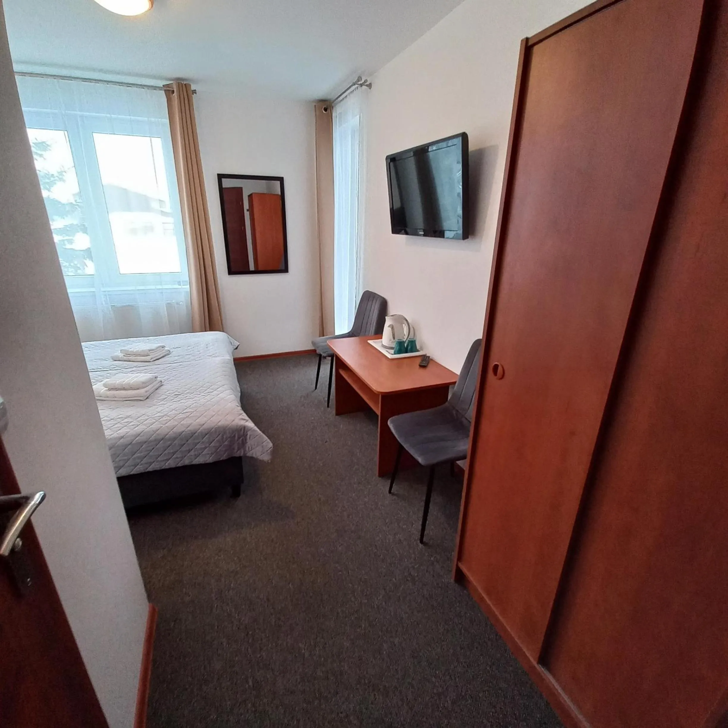 Photo of the whole room, Bed in Akwen