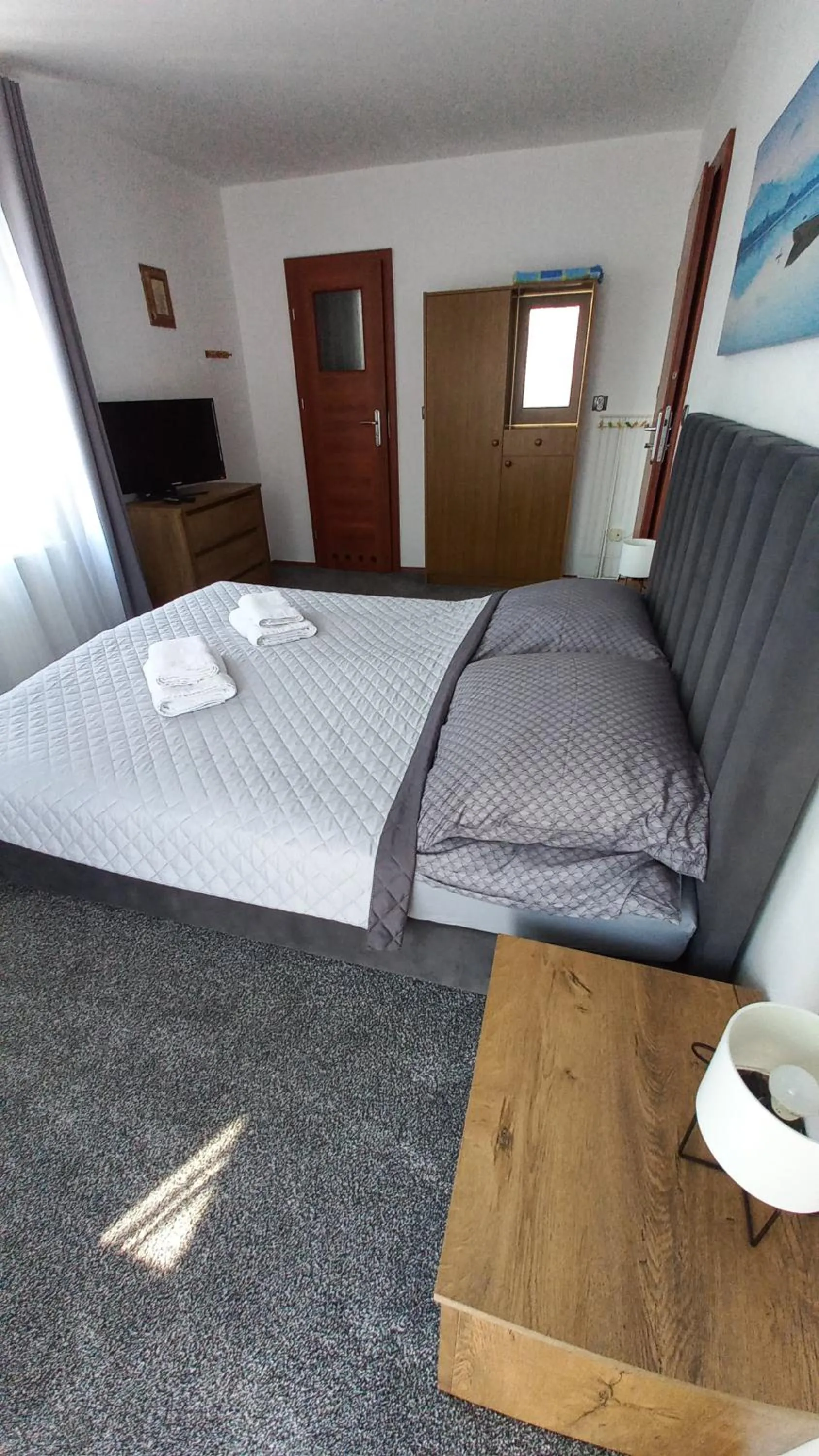 Photo of the whole room, Bed in Akwen
