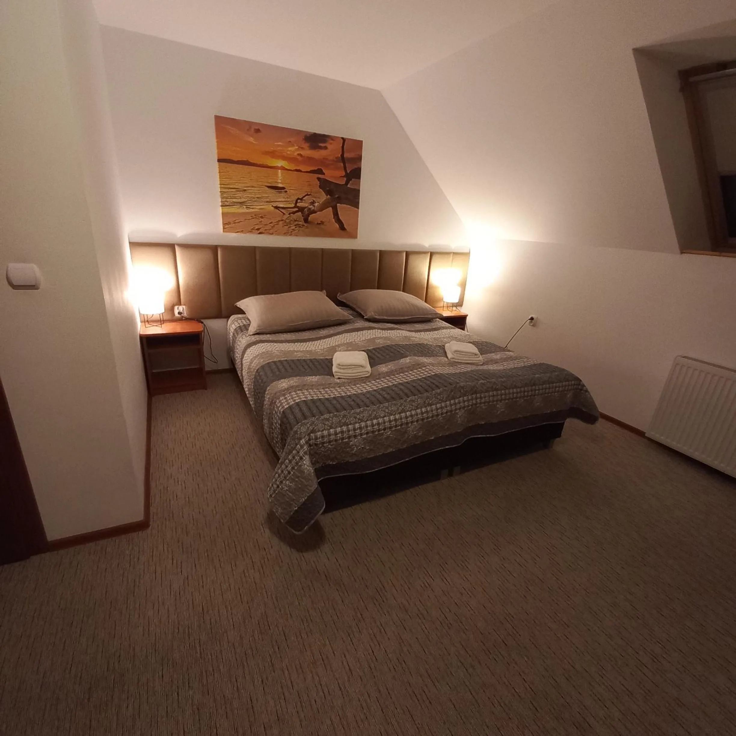 Photo of the whole room, Bed in Akwen