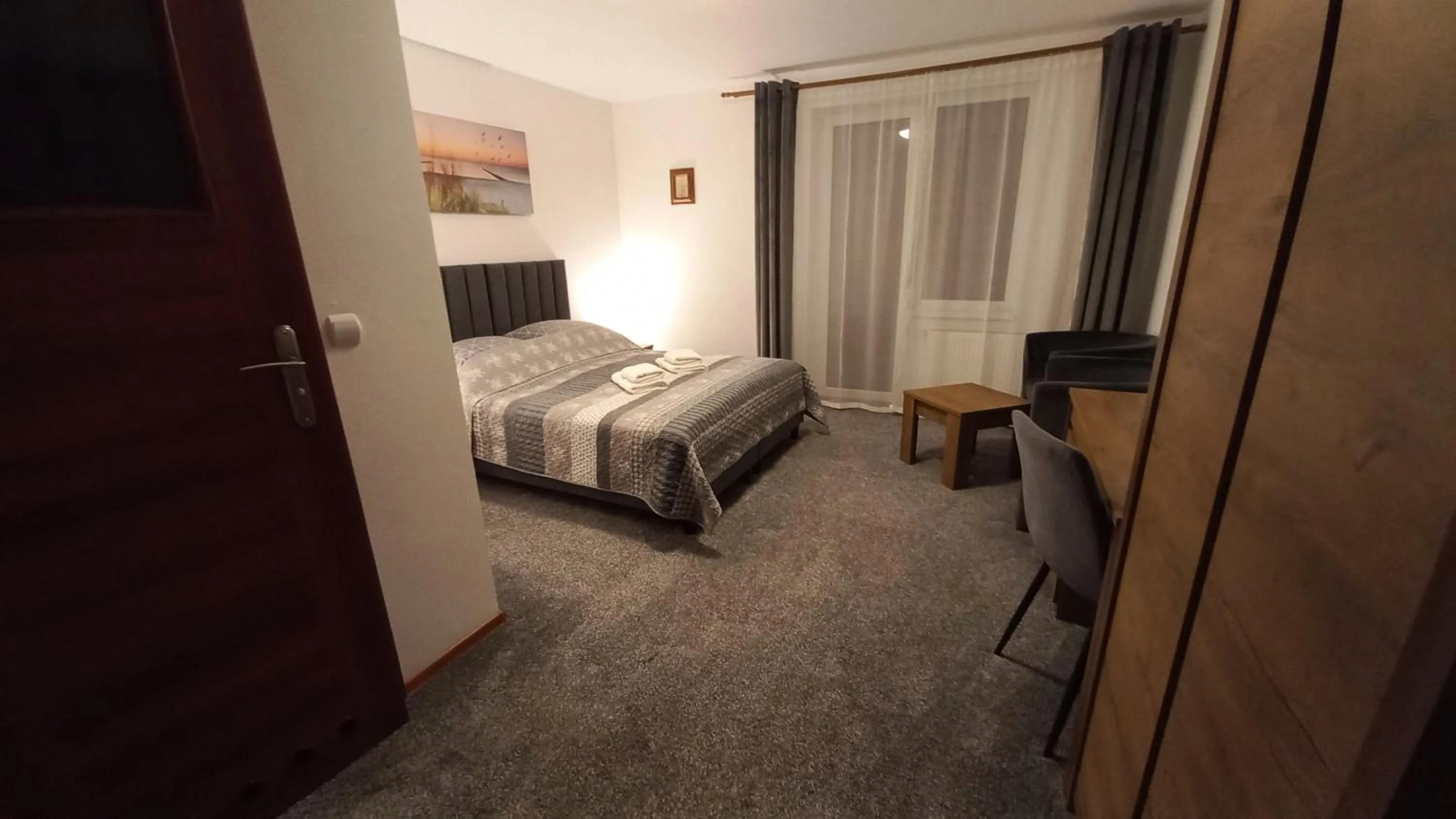 Photo of the whole room, Bed in Akwen