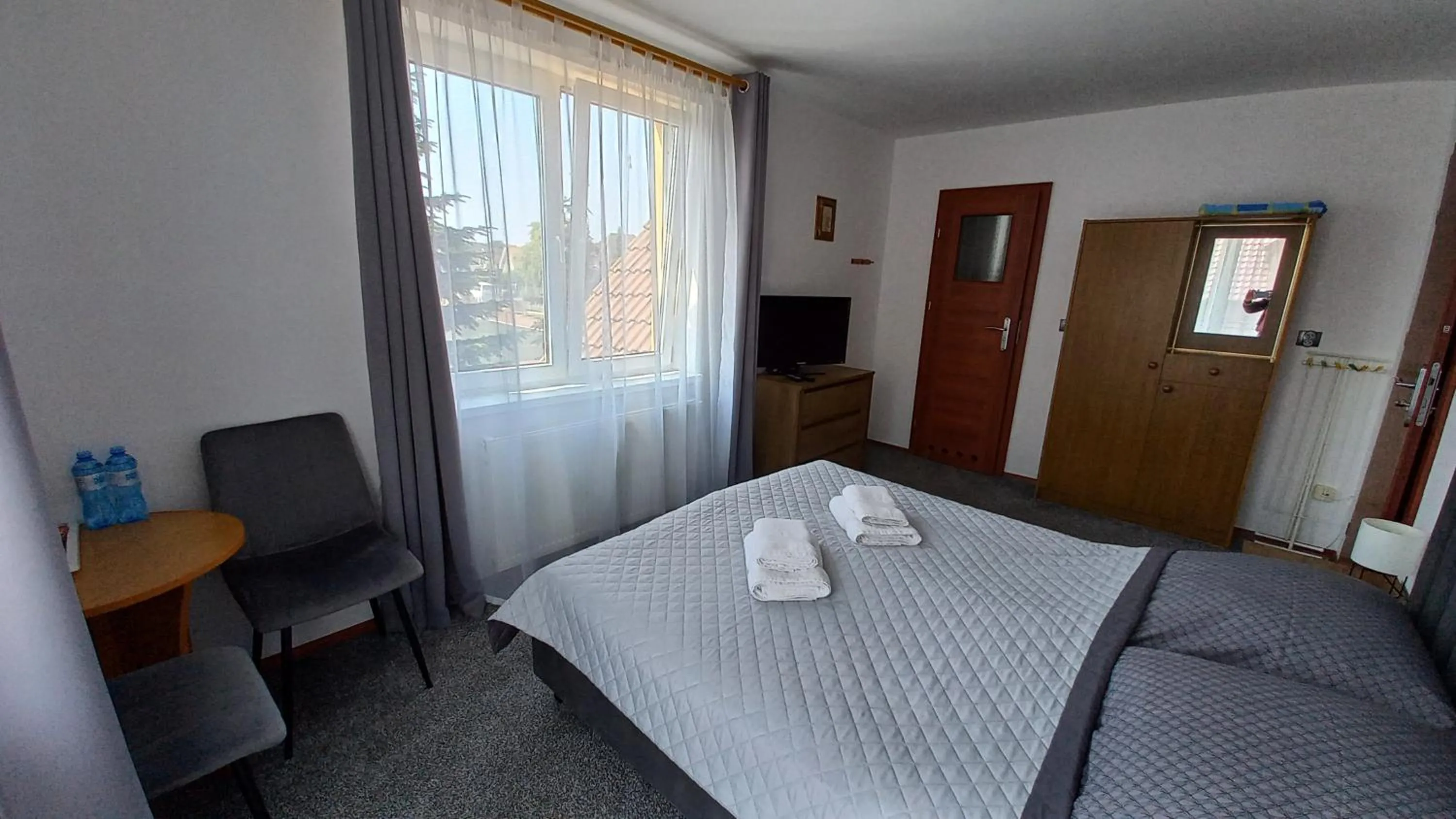 Photo of the whole room, Bed in Akwen