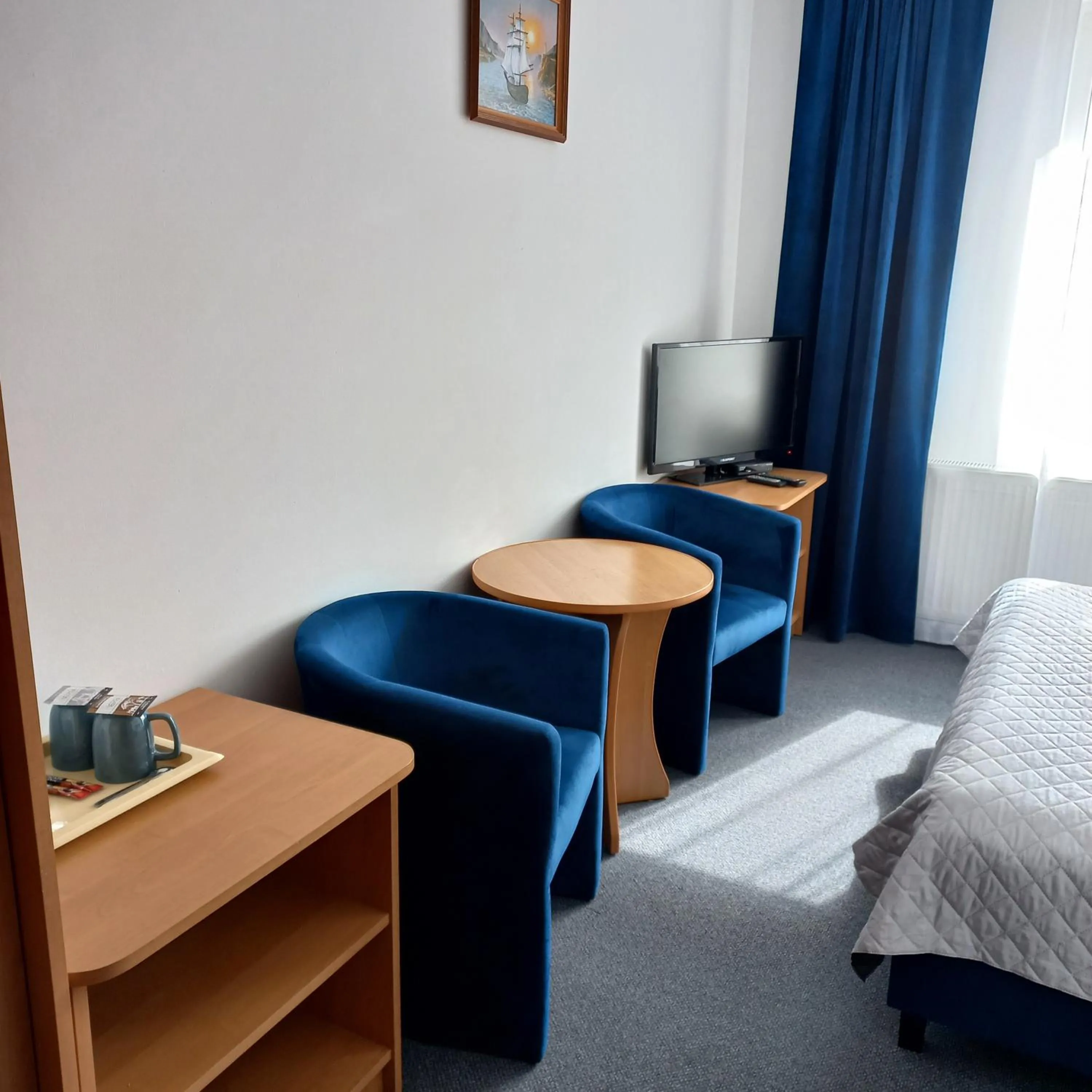 Photo of the whole room, Bed in Akwen