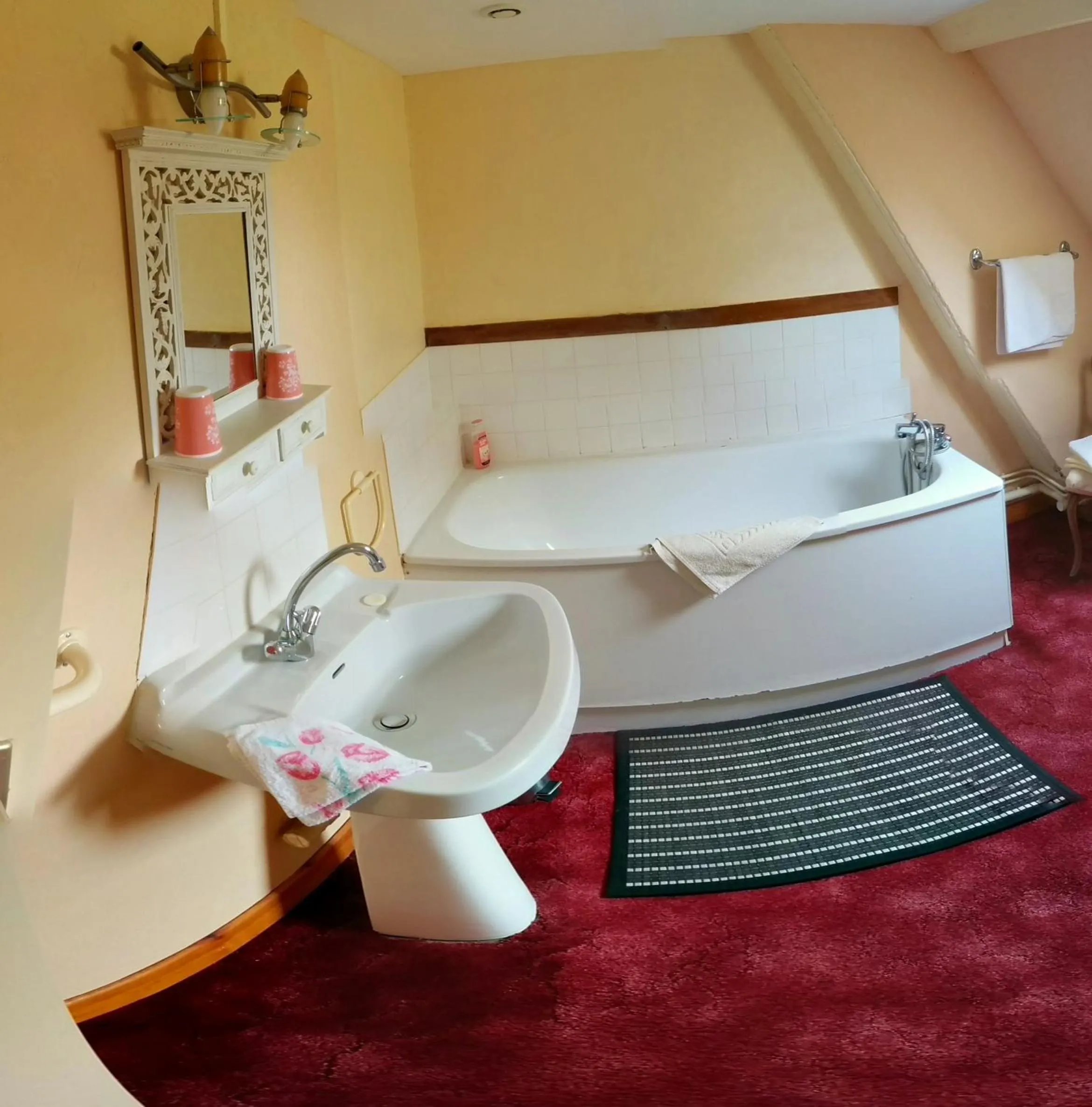 Bathroom, Bed in Chateau De Grosfy