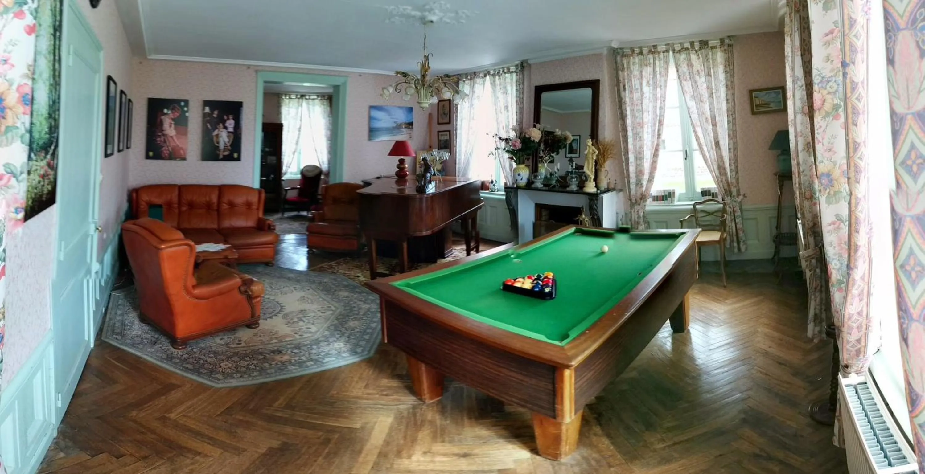 Billiard in Chateau De Grosfy