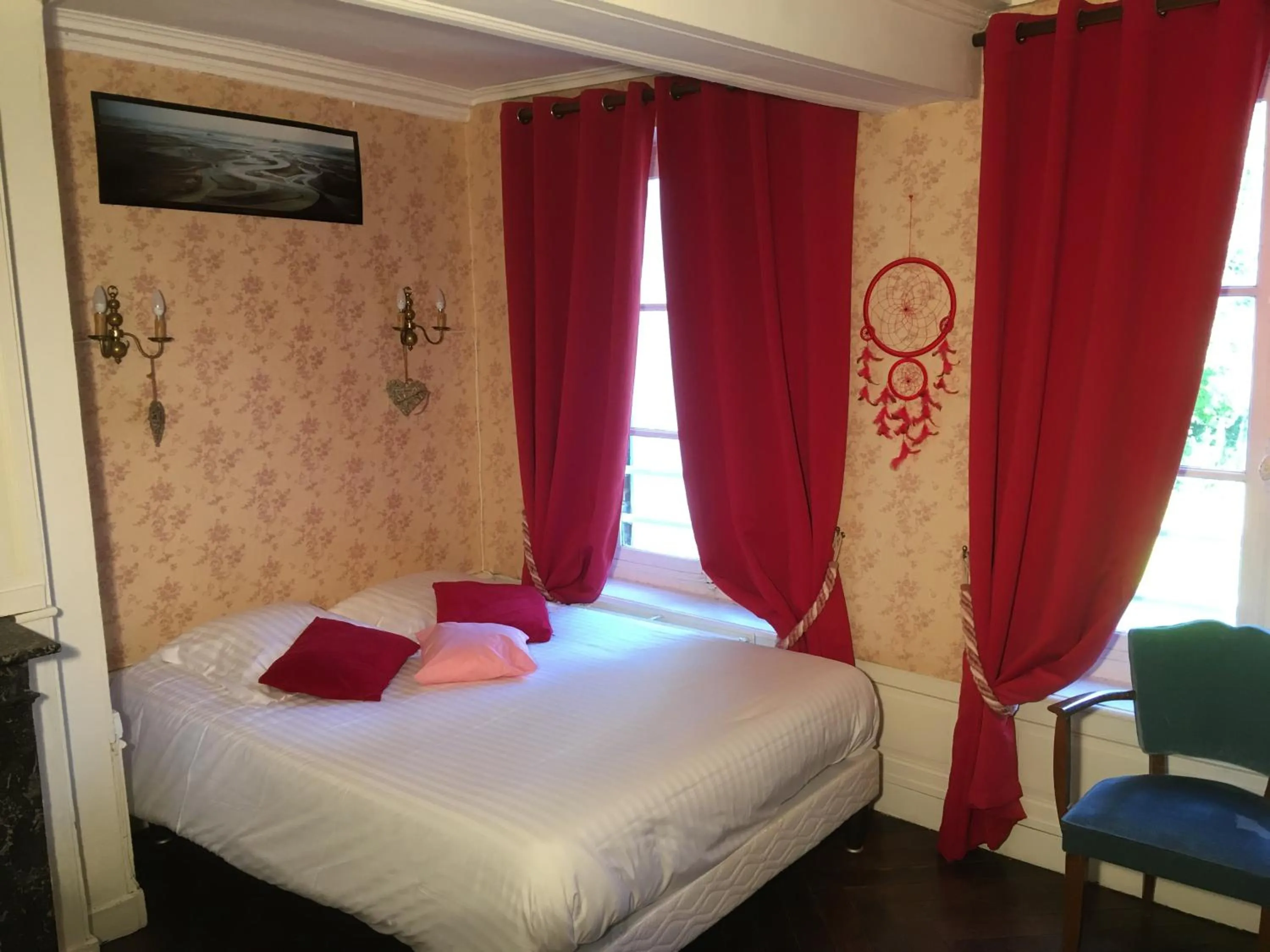 Photo of the whole room, Bed in Chateau De Grosfy