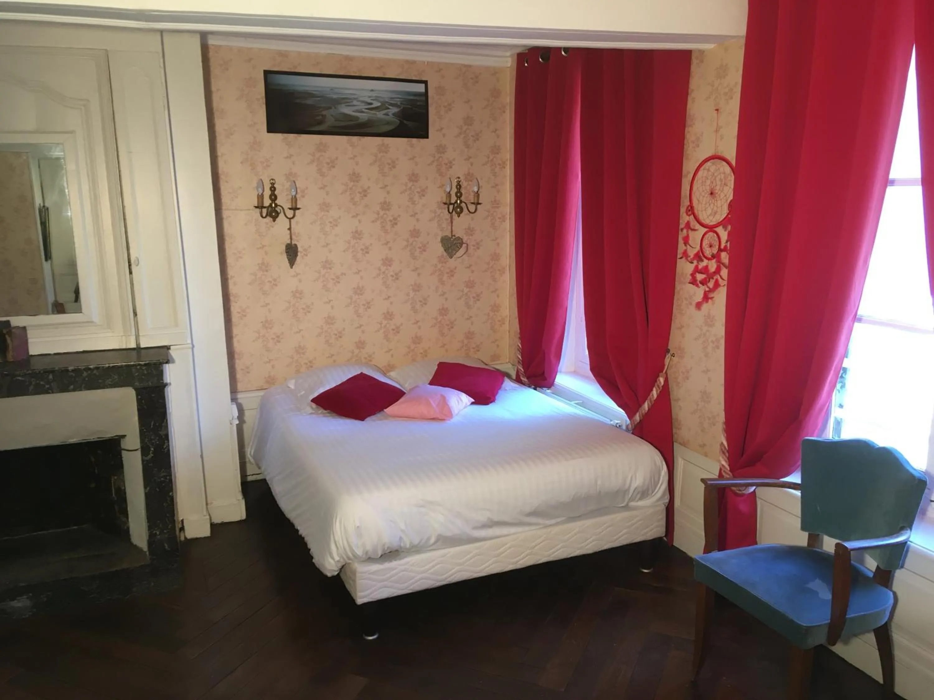 Photo of the whole room, Bed in Chateau De Grosfy