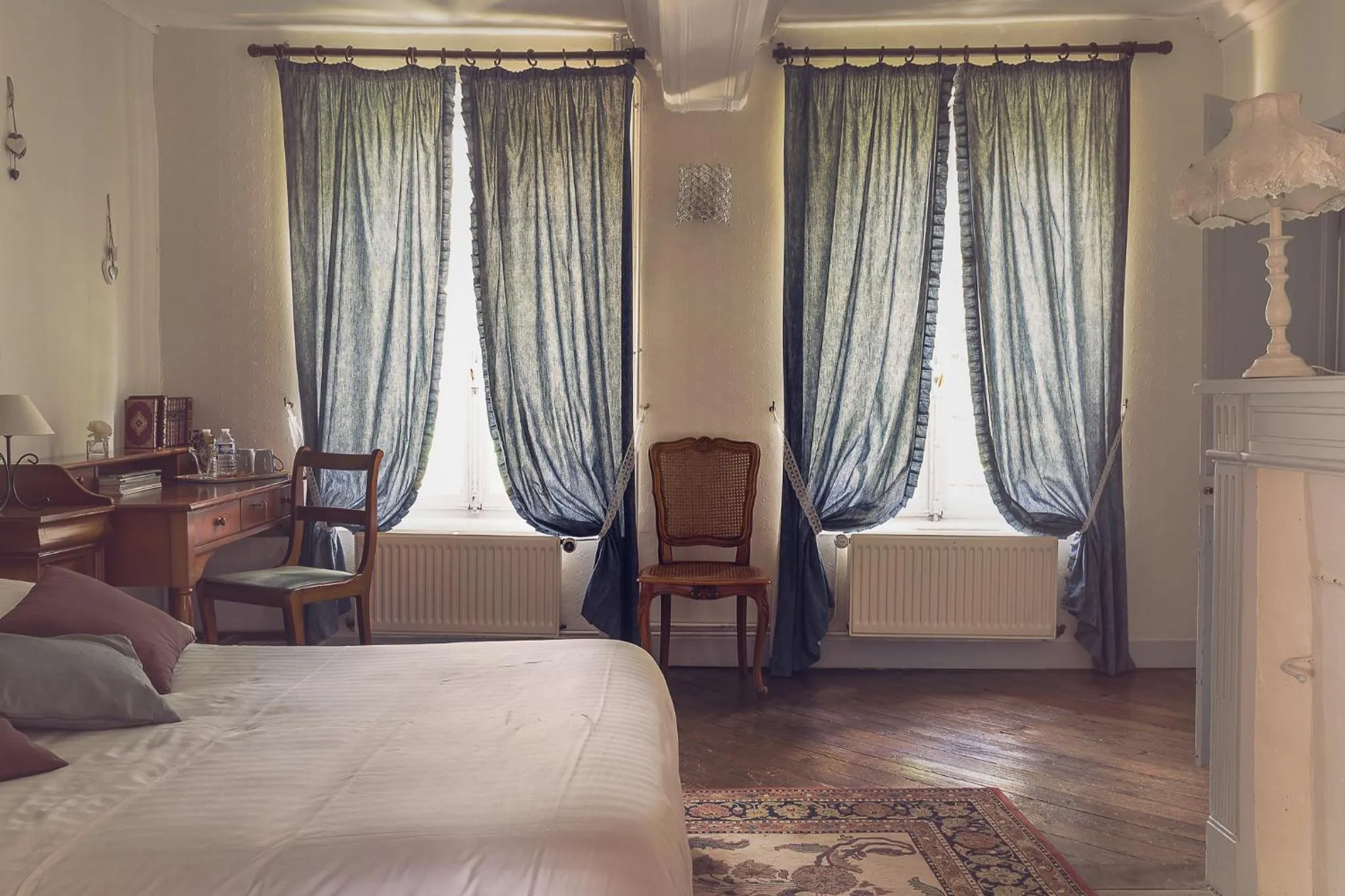 Photo of the whole room, Bed in Chateau De Grosfy