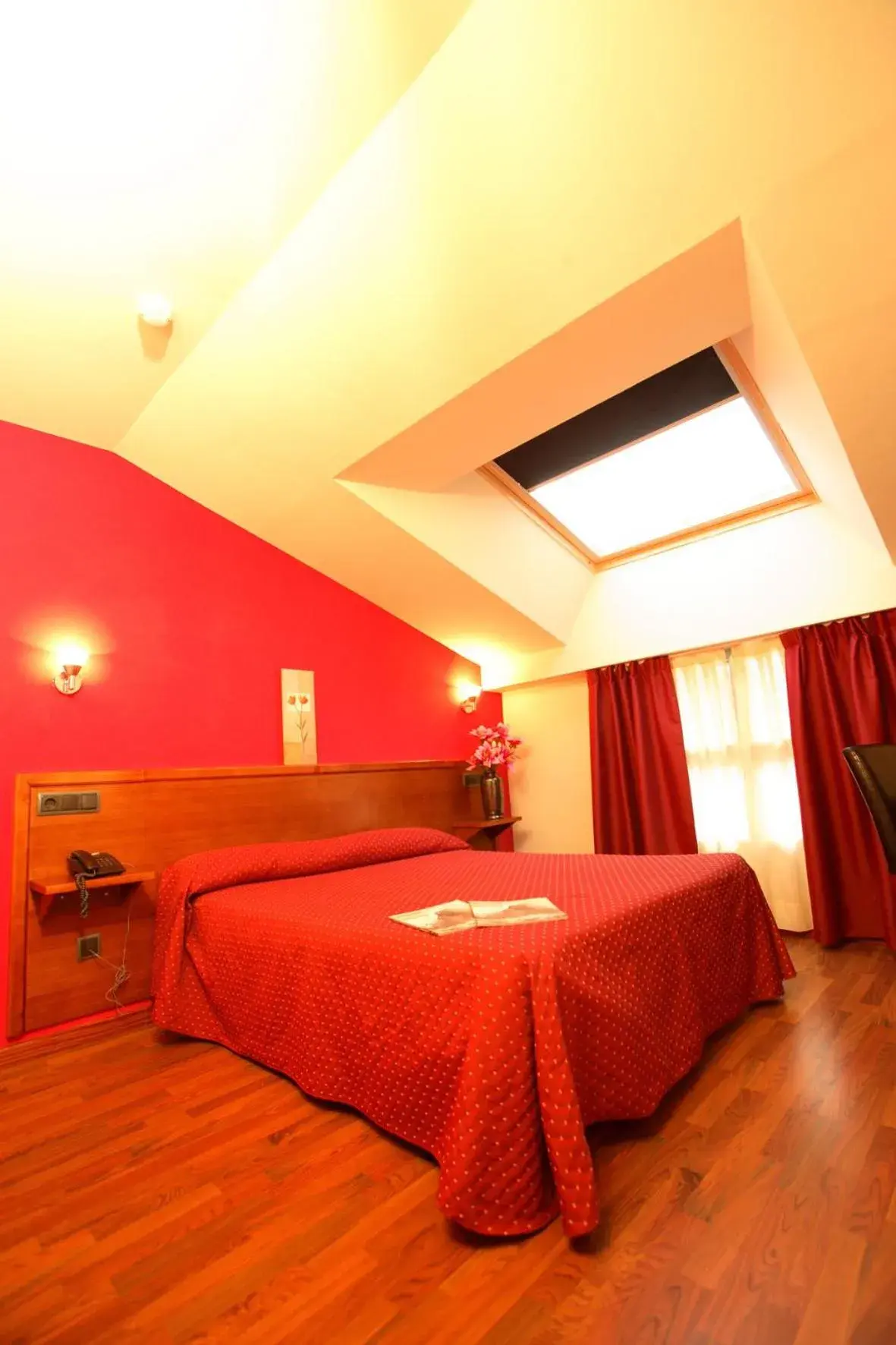 Queen Room - single occupancy in Hotel Virgen de Covadonga Queen Room - single occupancy in Hotel Virgen de Covadonga