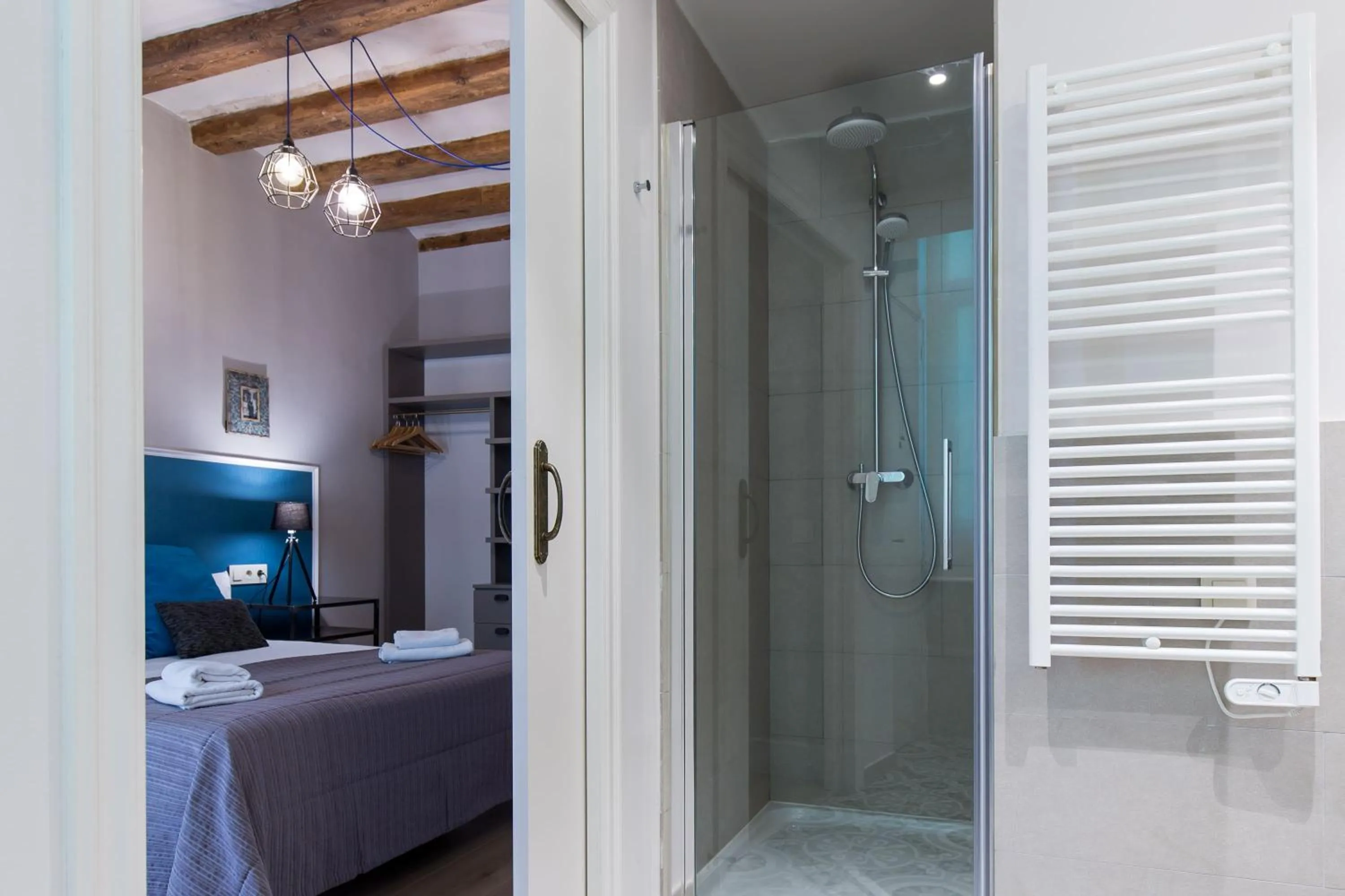 Shower, Bed in Weflating Suites Sant Antoni Market