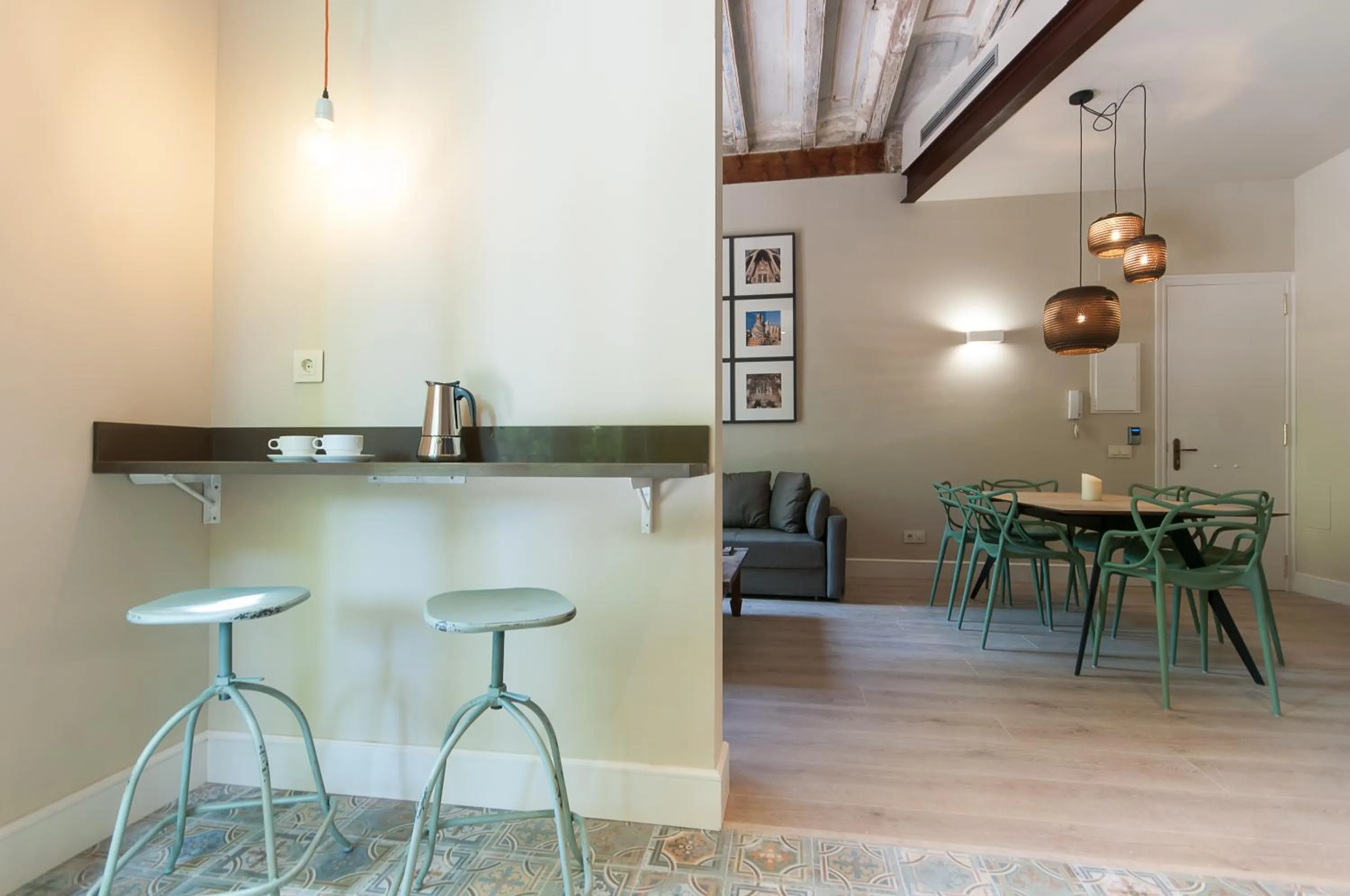 Dining area in Weflating Suites Sant Antoni Market