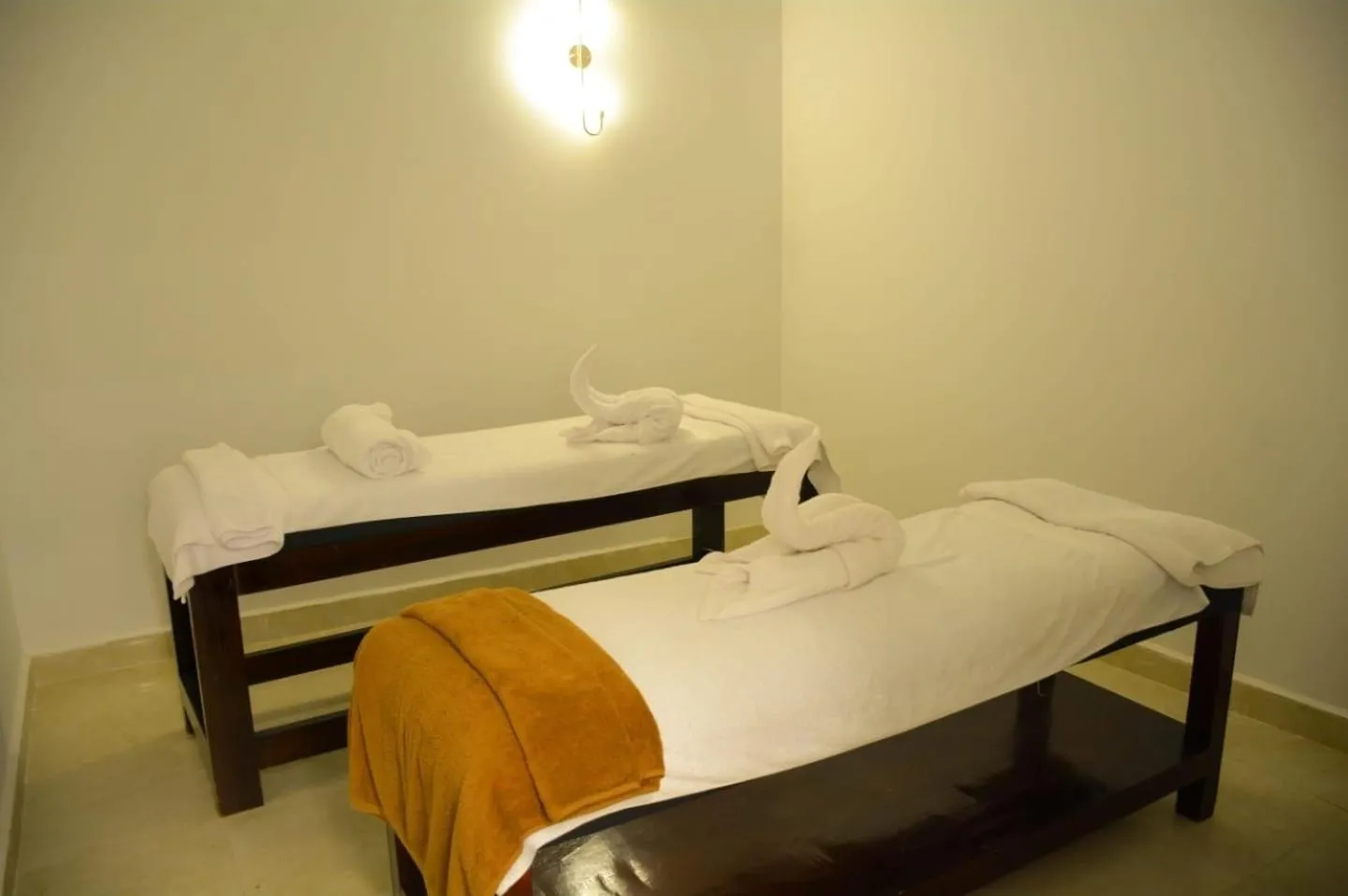 Massage, Bed in Beachfront Boho Style apartment in Fanadir Bay