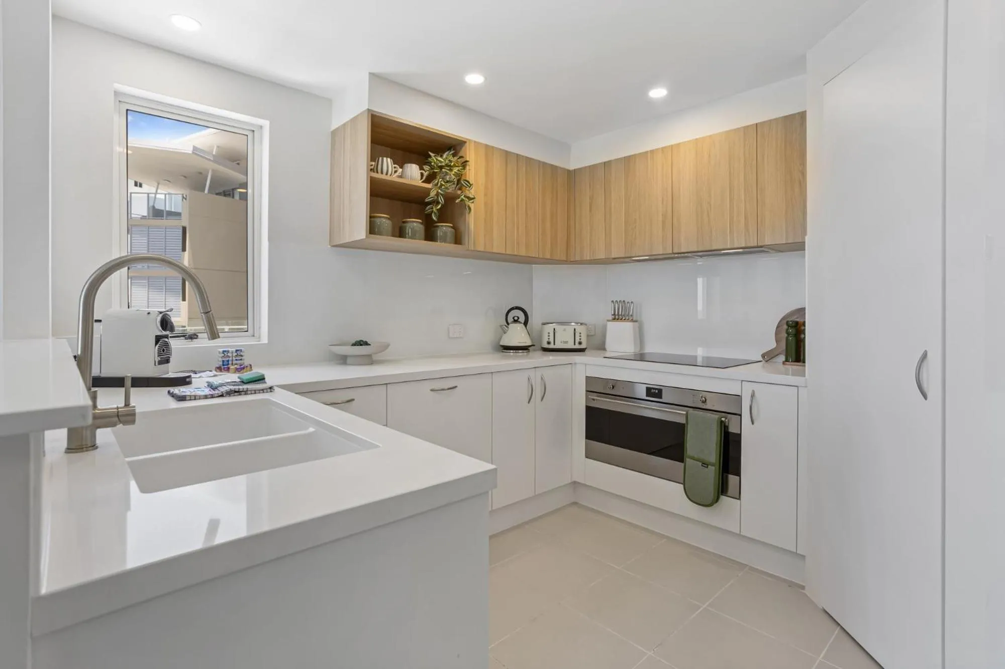 Stylish 3-Bed Apartment in Coastal Redcliffe