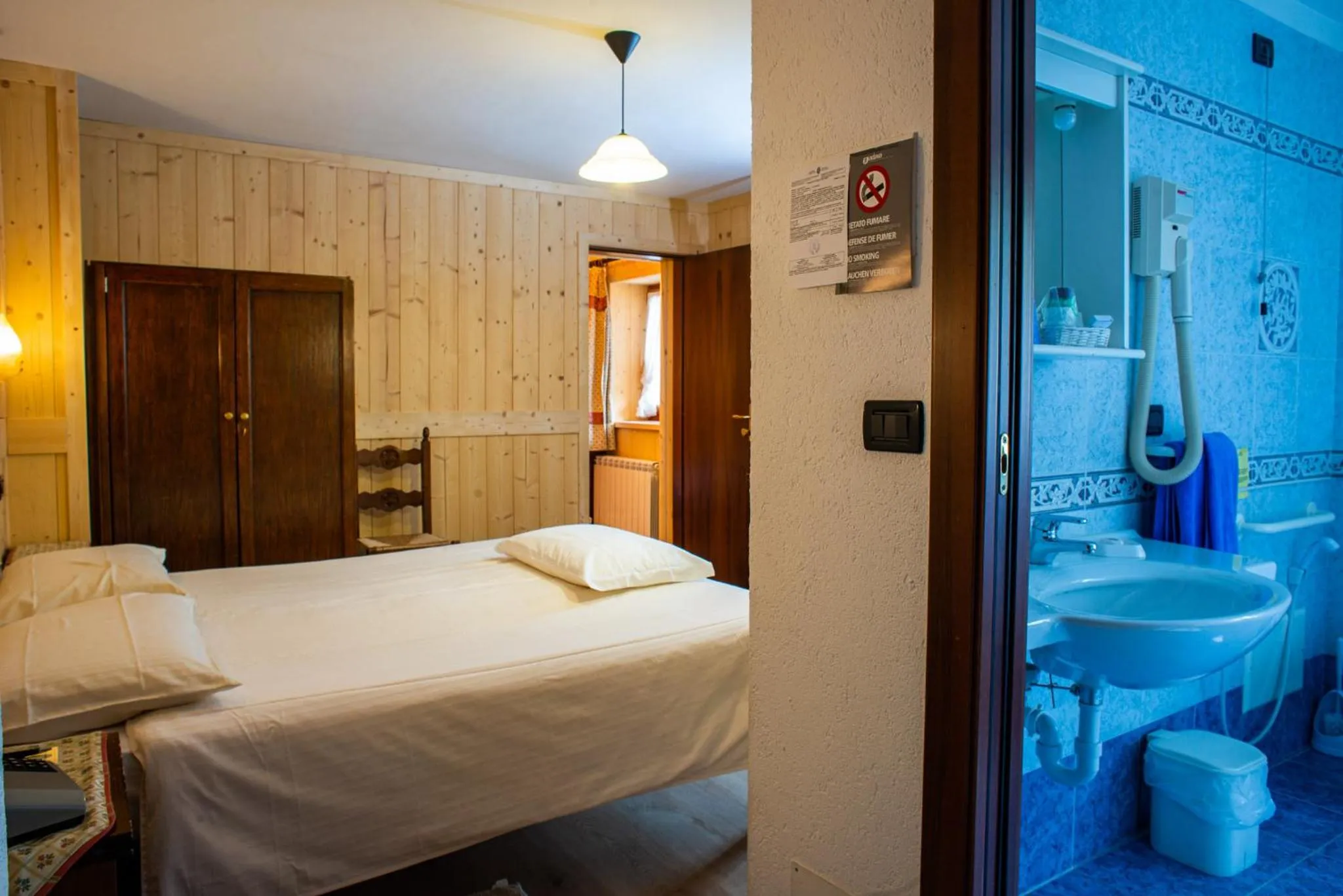 Photo of the whole room, Bed in Santa San