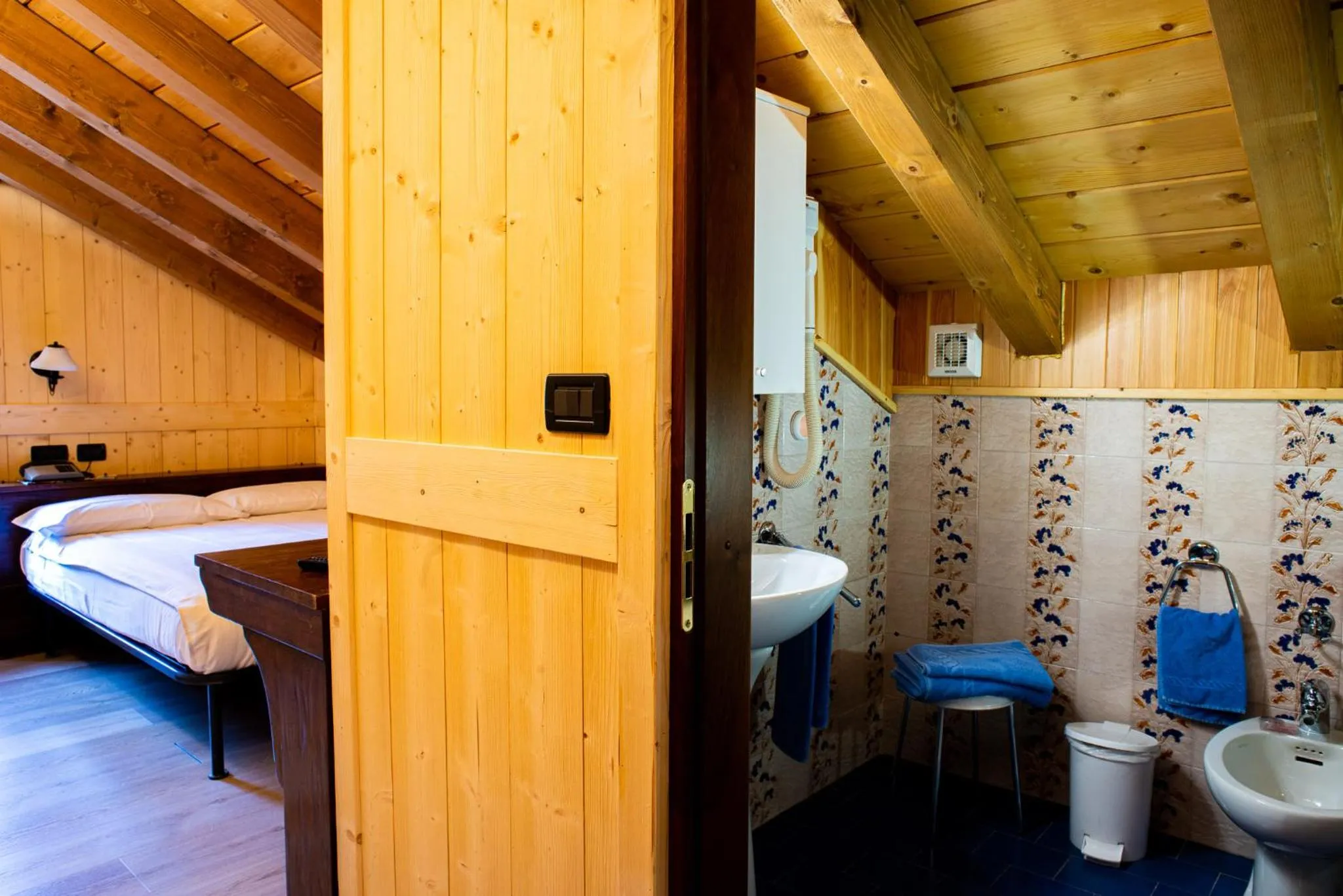 Photo of the whole room, Bed in Santa San