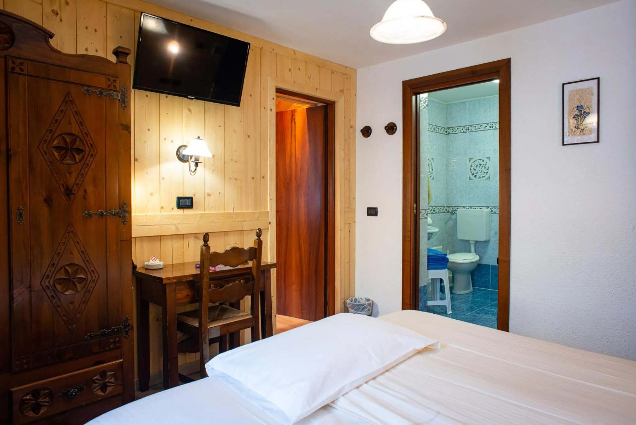 Communal lounge/ TV room, Bed in Santa San