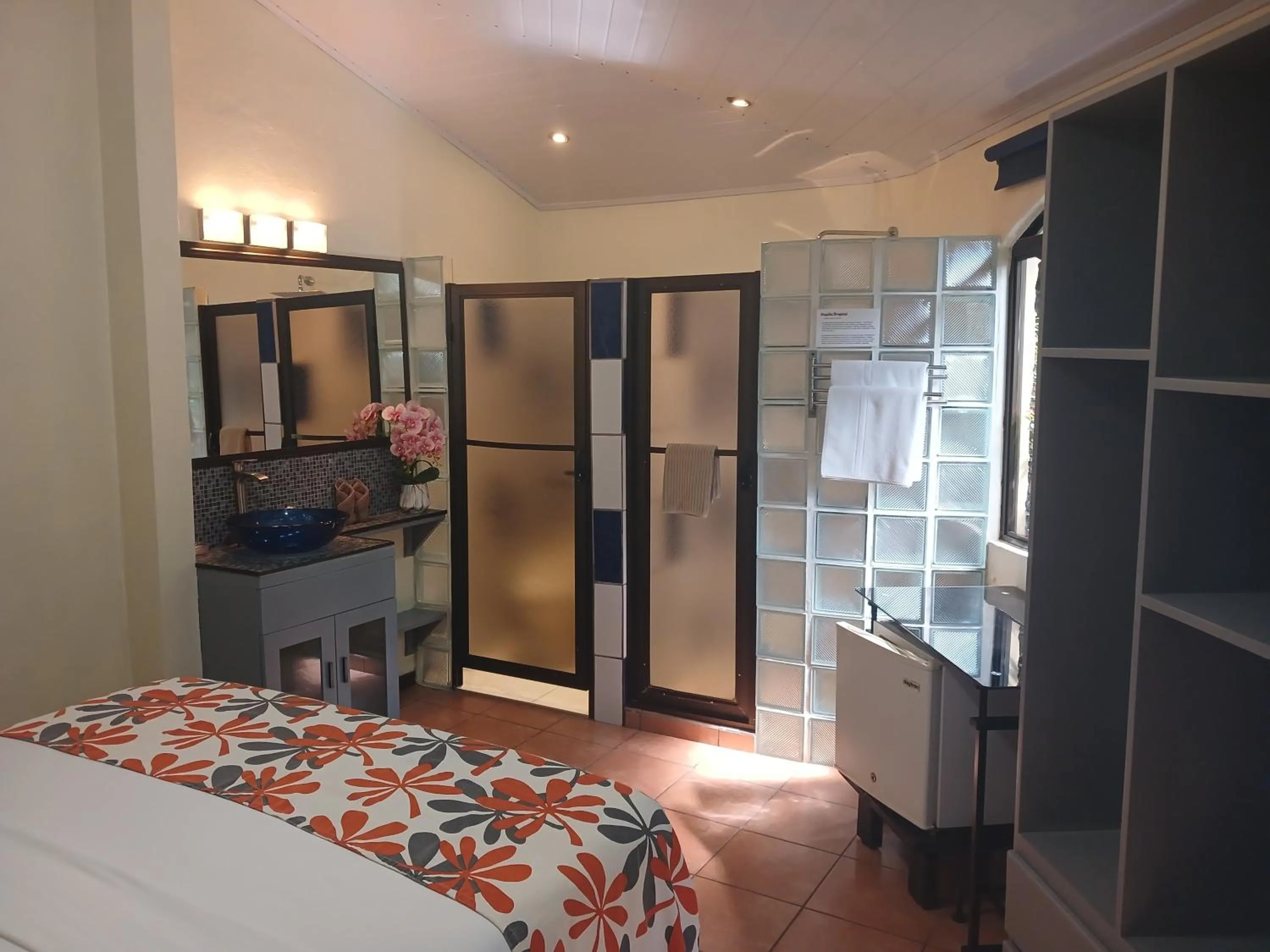 Bathroom, Bed in Coyaba Tropical Elegant Adult Guesthouse