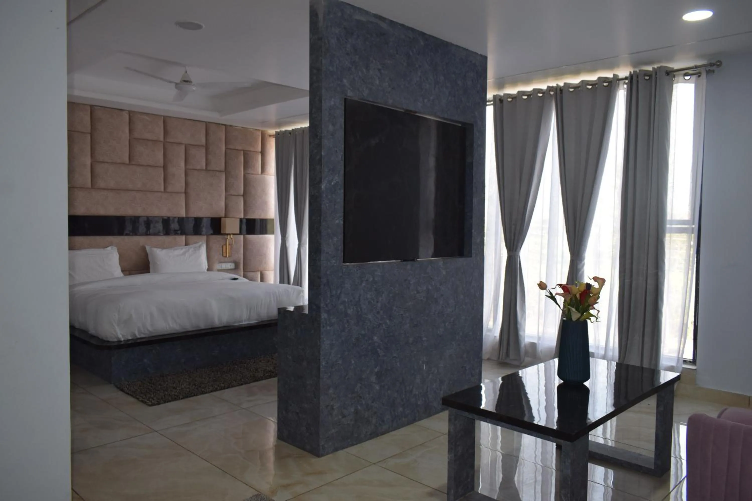 Photo of the whole room, Bed in Country Ambience Hotel By Jags City Mall