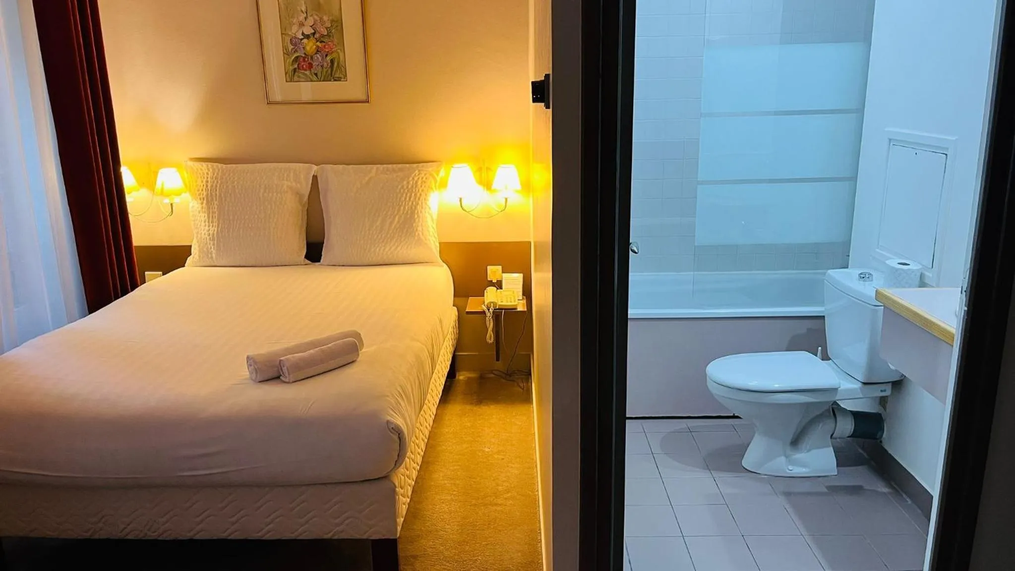 Bed in Hotel Paris Vesinet -ex Auberge des 3 Marches