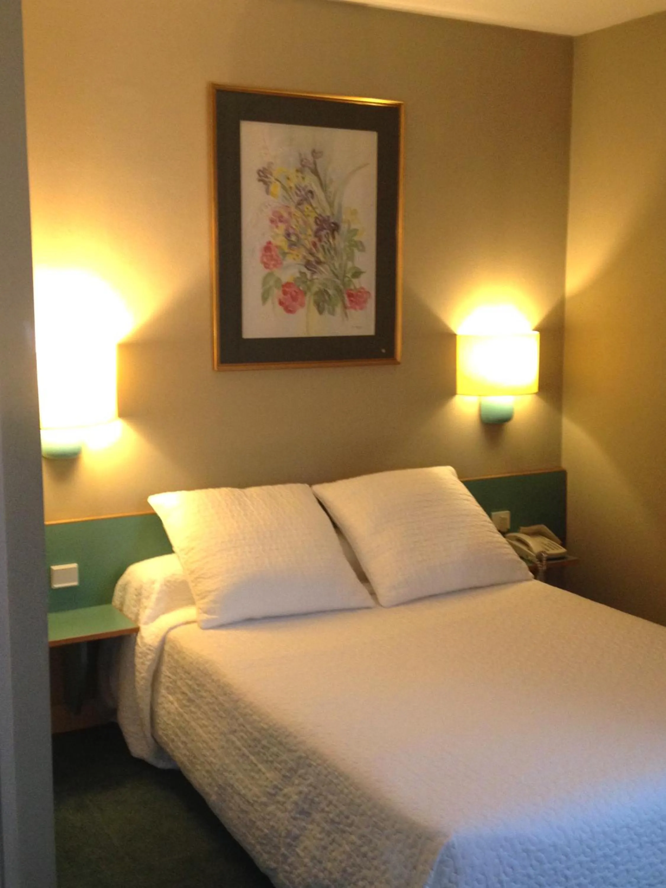 Bed in Hotel Paris Vesinet -ex Auberge des 3 Marches