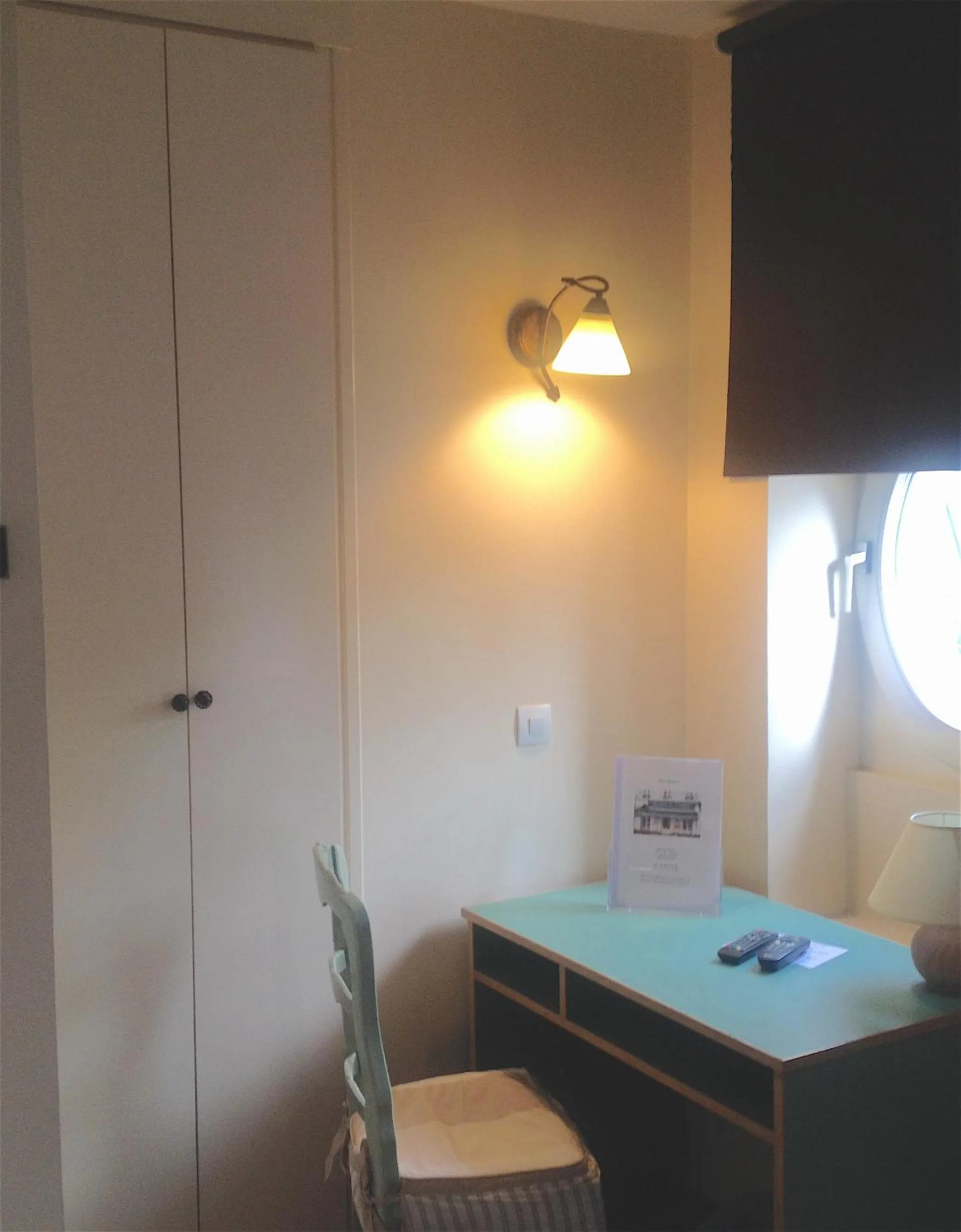 Day, Bed in Hotel Paris Vesinet -ex Auberge des 3 Marches