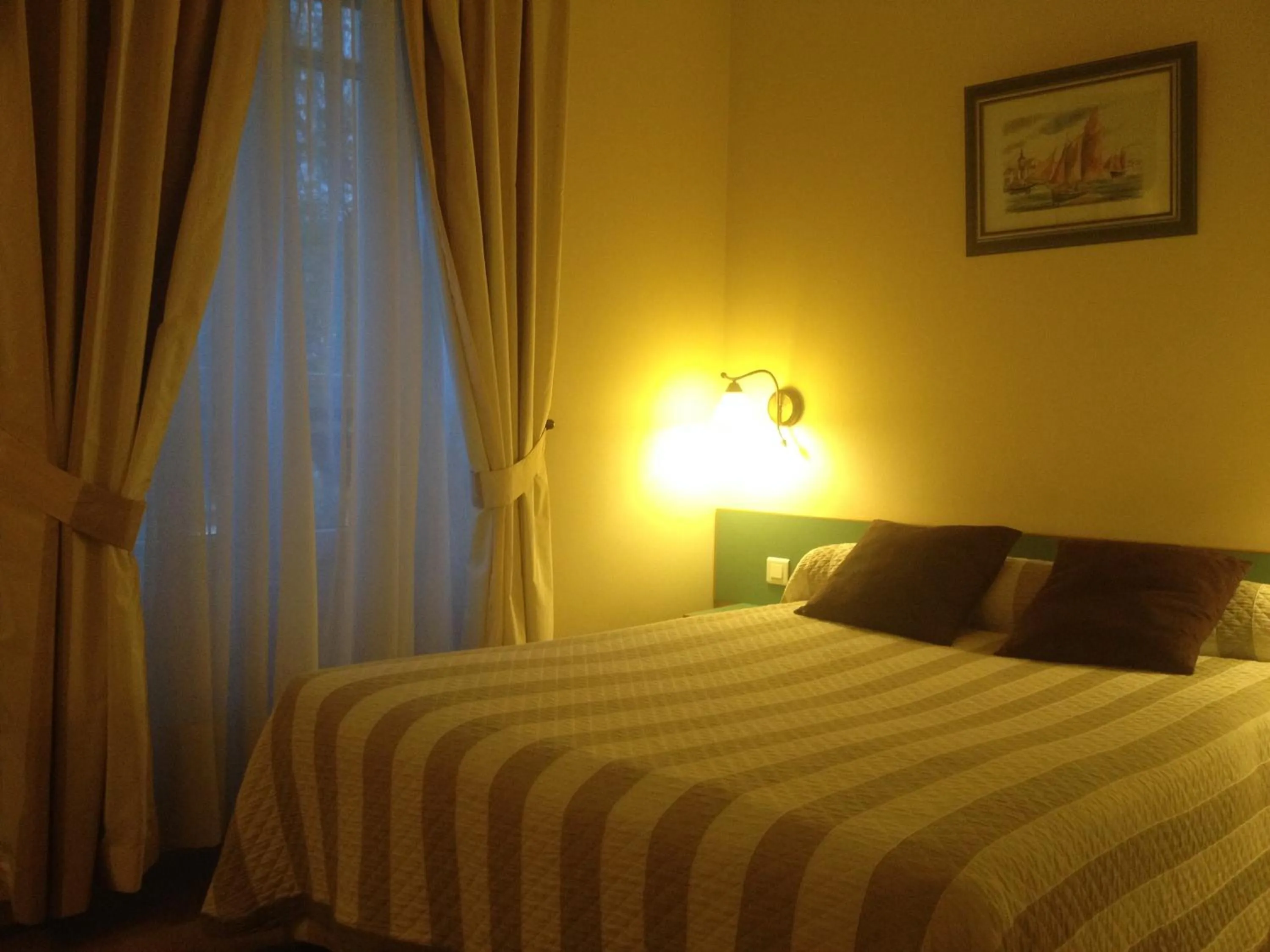 Bed in Hotel Paris Vesinet -ex Auberge des 3 Marches