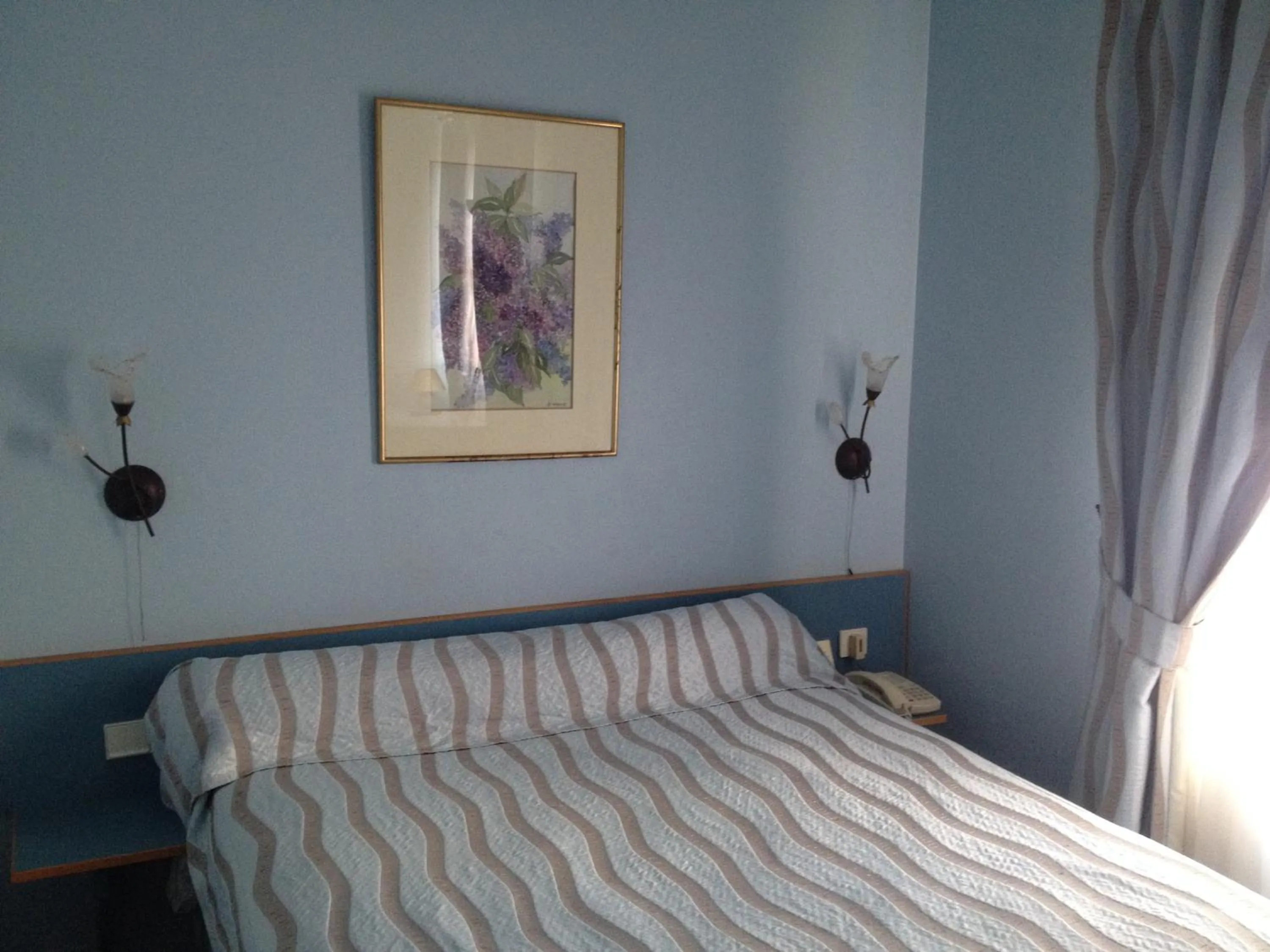 Bed in Hotel Paris Vesinet -ex Auberge des 3 Marches